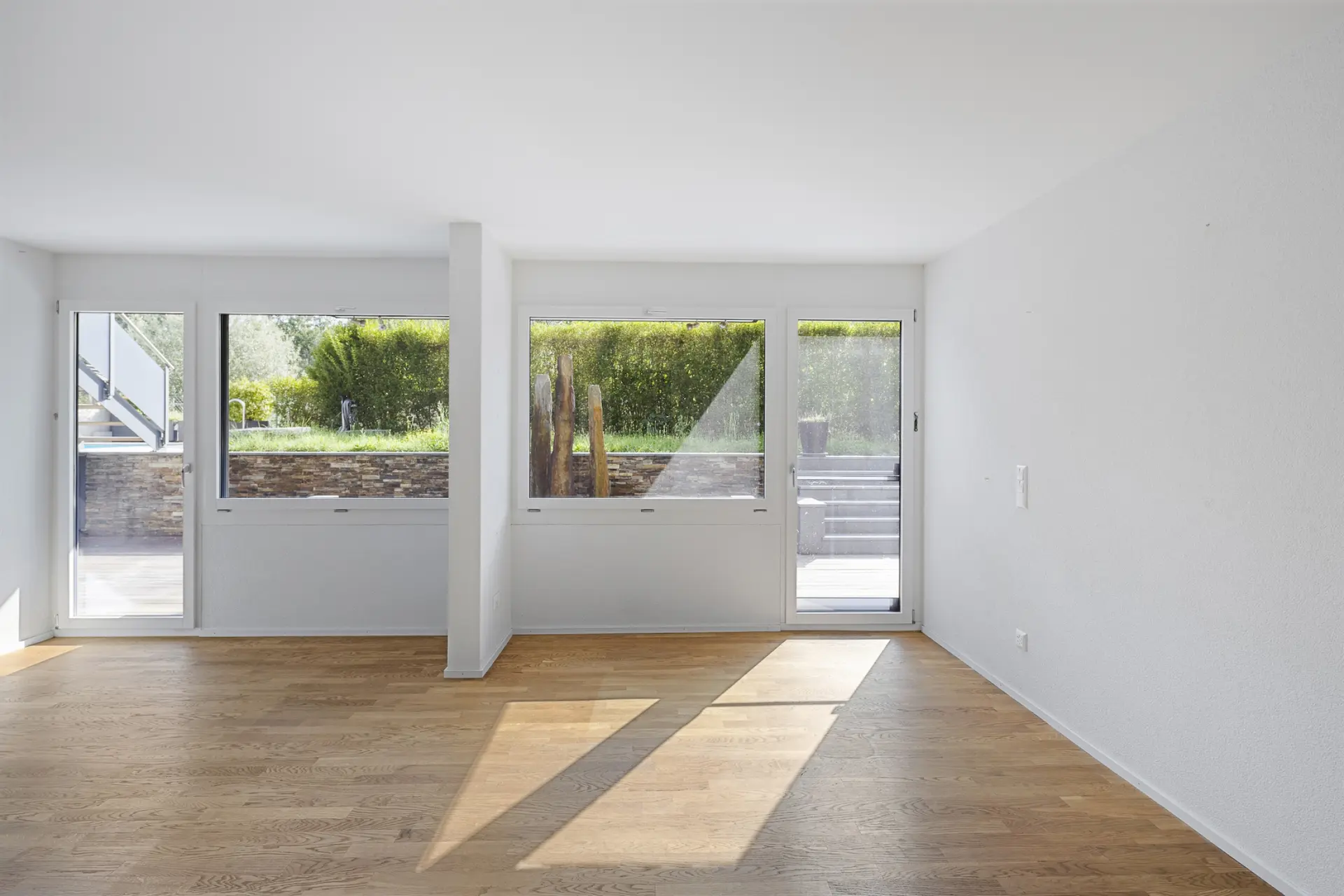 Helles Schlafzimmer ohne Möbel.