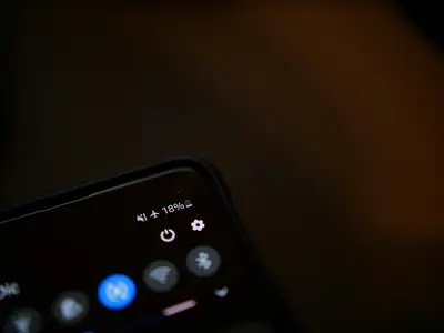 Düşük pil ve uçak modu gösteren akıllı telefon