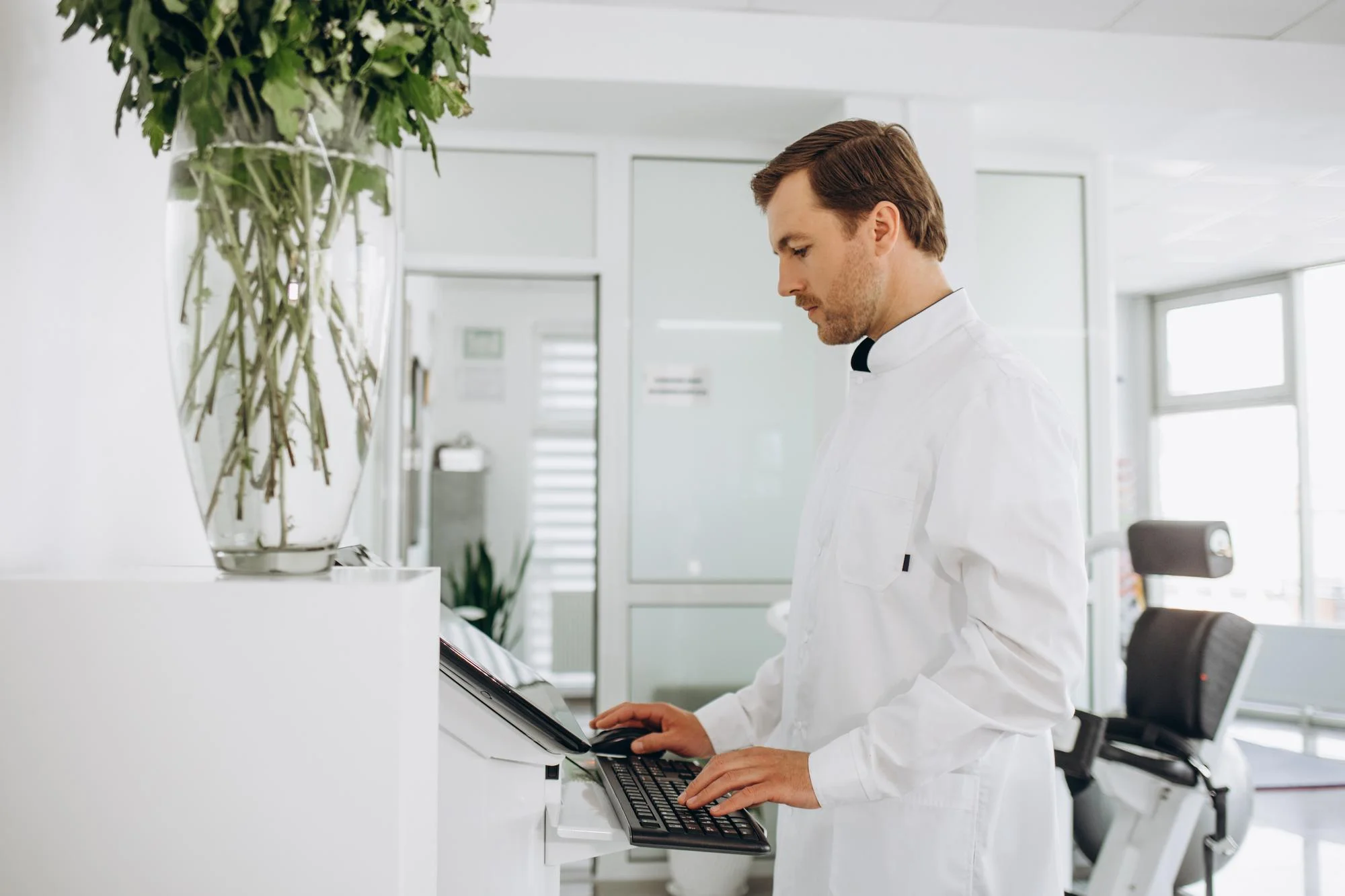 Ärztin mit Tablet in der Klinik