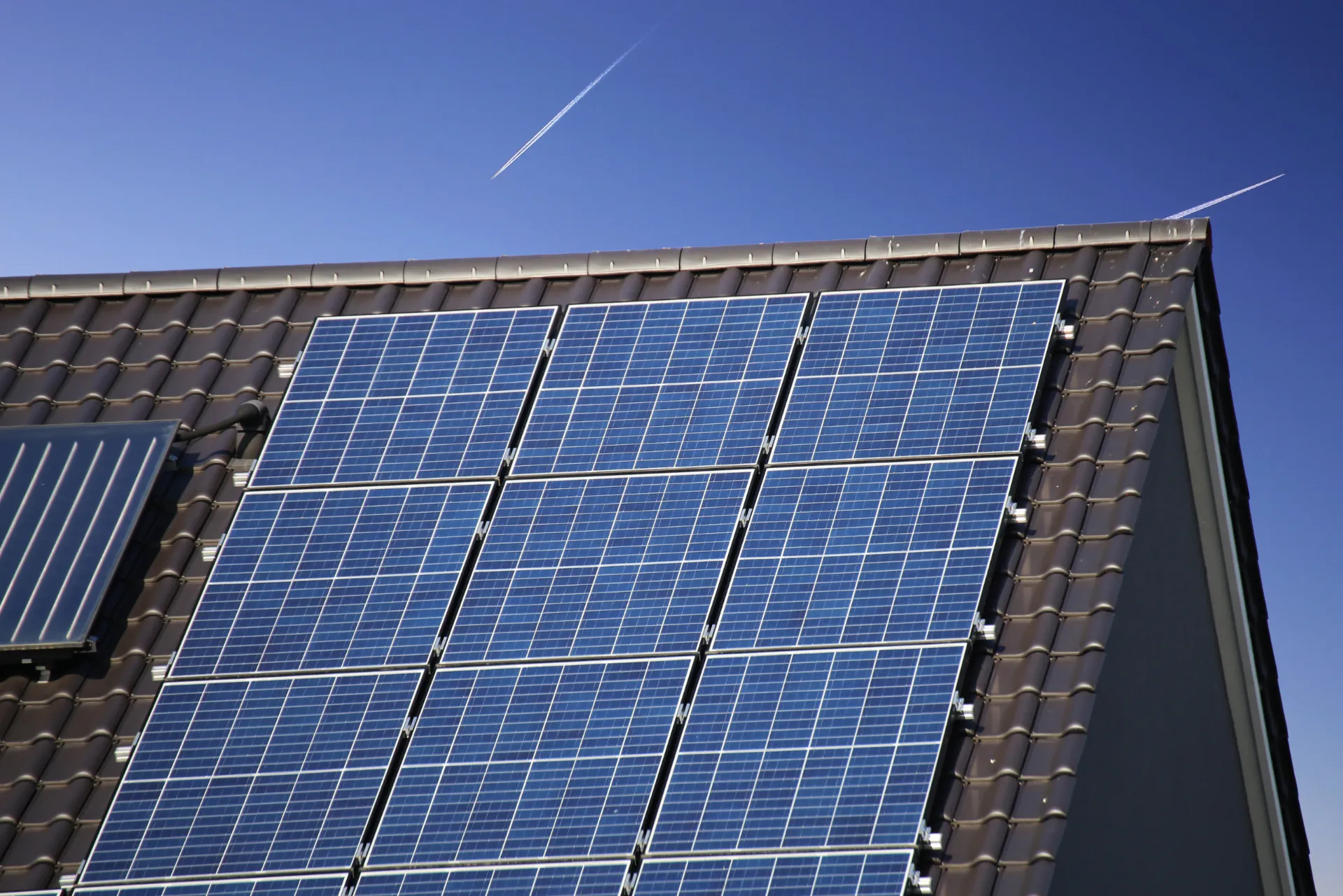 Eine PV-Anlage auf einem Einfamilienhausdach.