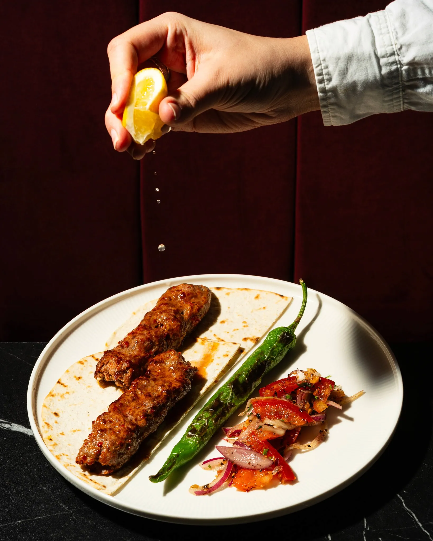 Adana Şiş vom Holzkohlegrill bei Mangal Mezze & Grill Saarbrücken.