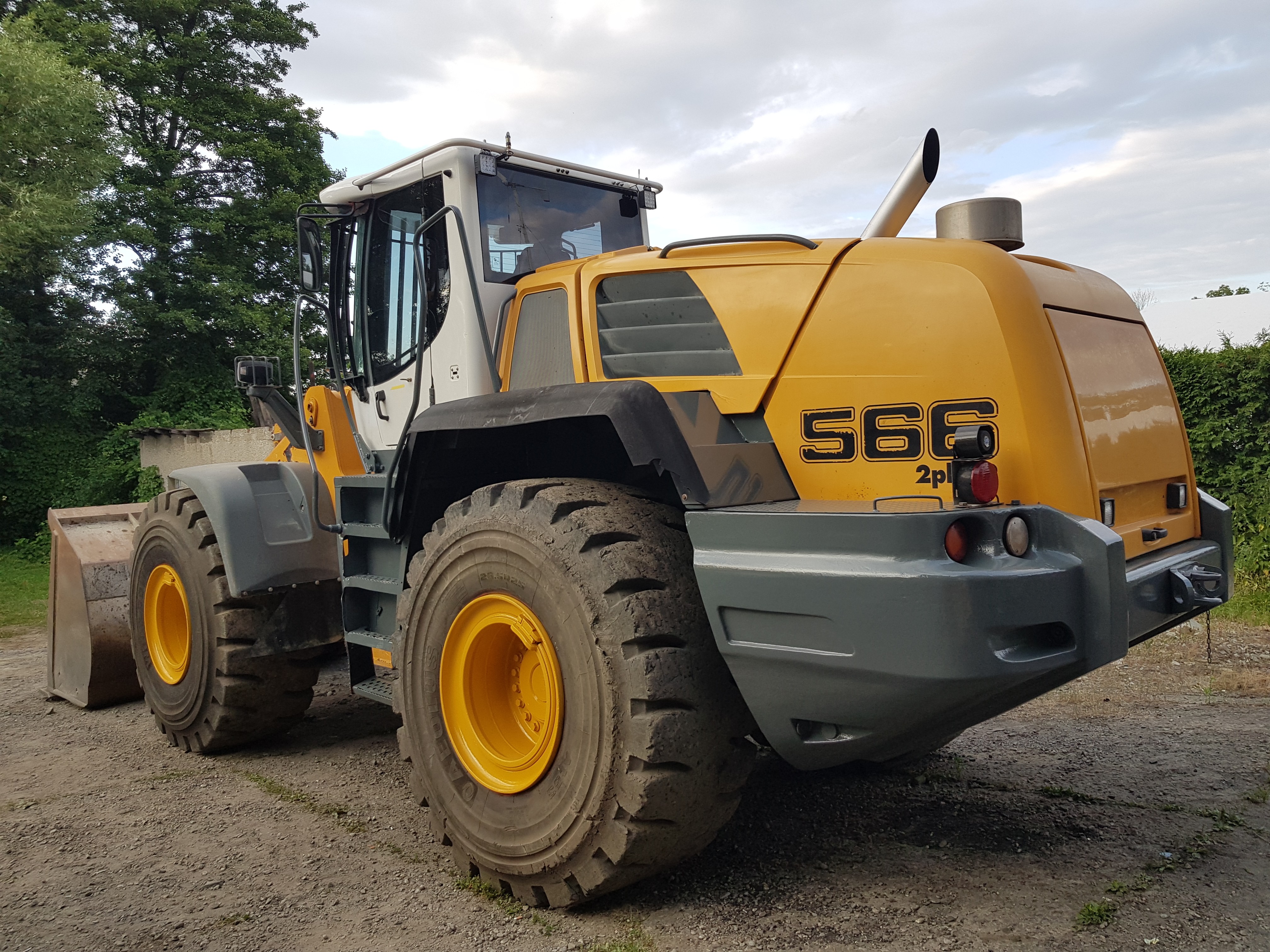 Wysokiej jakości pojazdy szkoleniowe CKZ Cypcer, idealne do nauki jazdy w różnych warunkach drogowych.