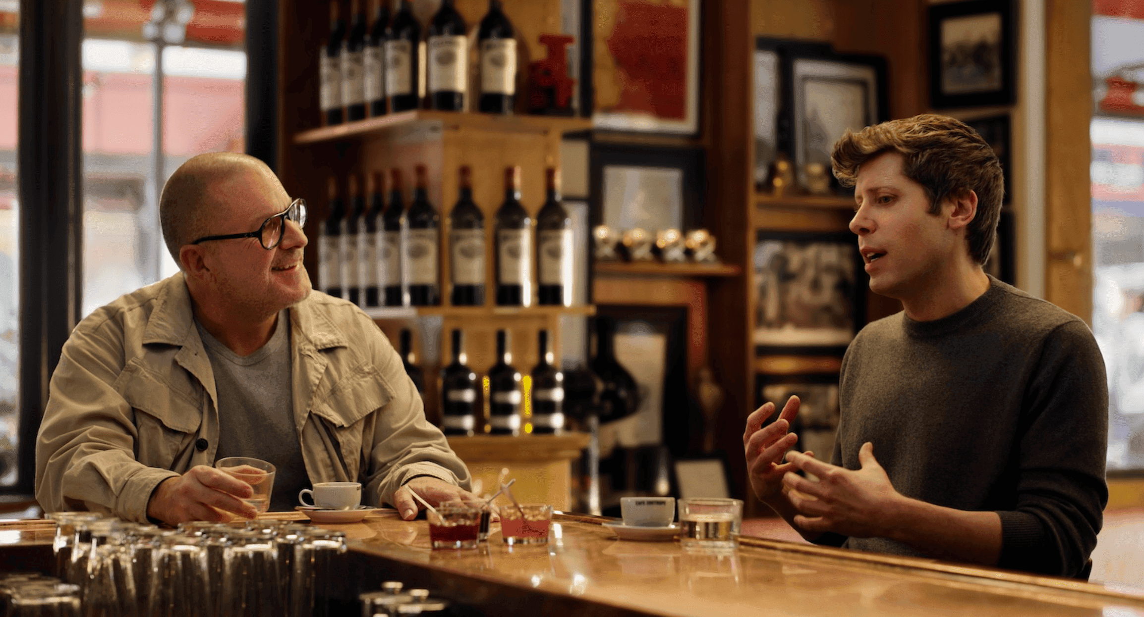 Deux hommes qui discutent dans un bar.