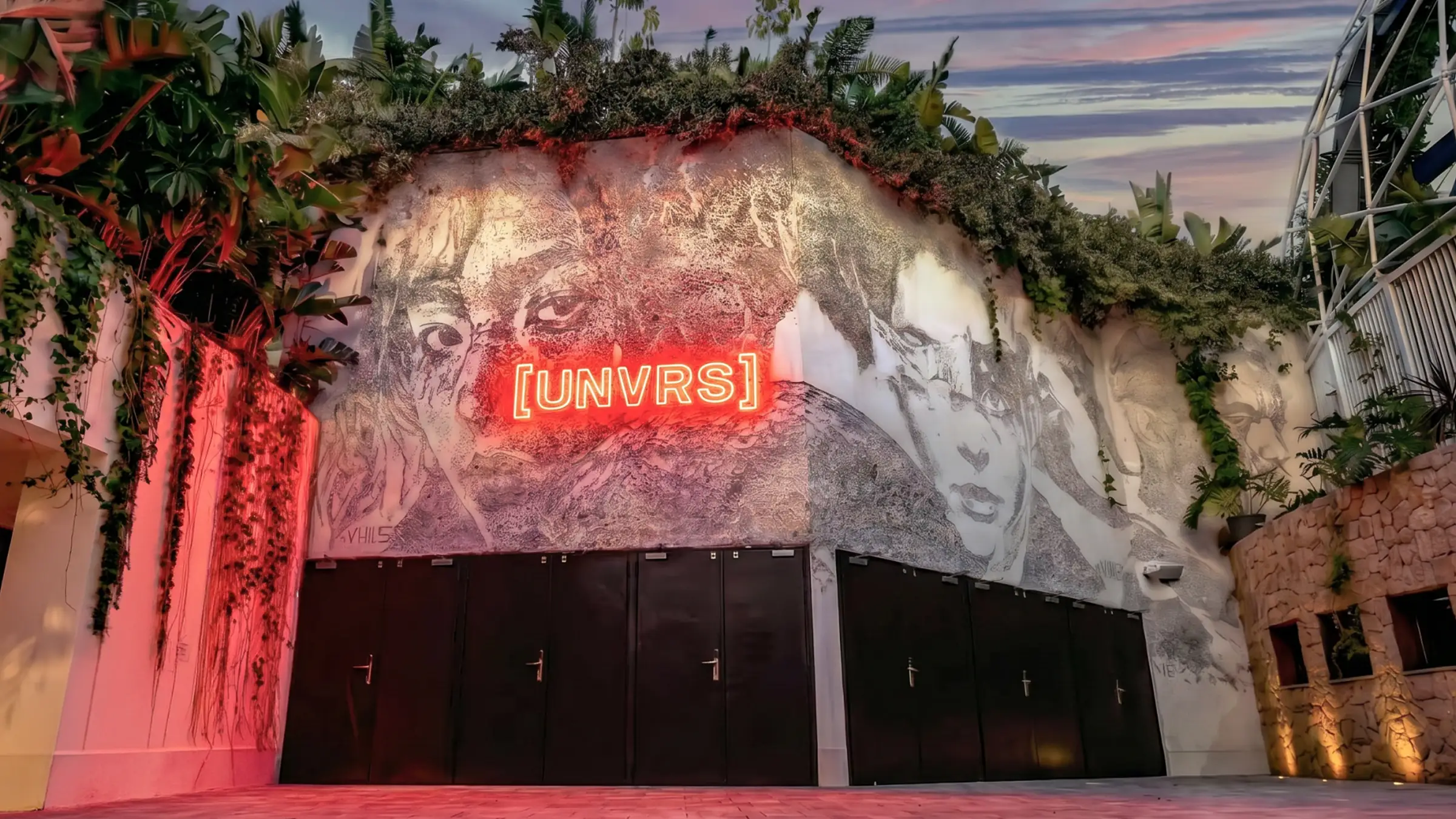 The breathtaking 68m² stone bas relief engraved on [UNVRS] wall by Portuguese sculptor Vhils. 