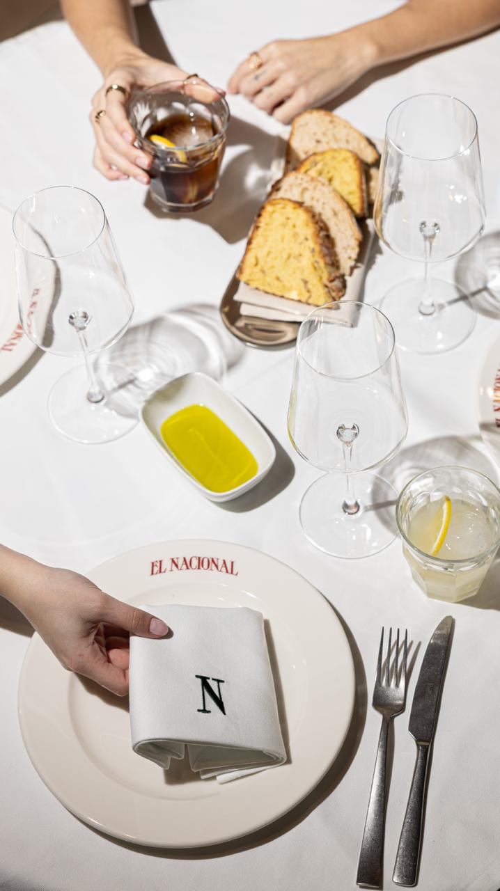 mesa servida el nacional Málaga 