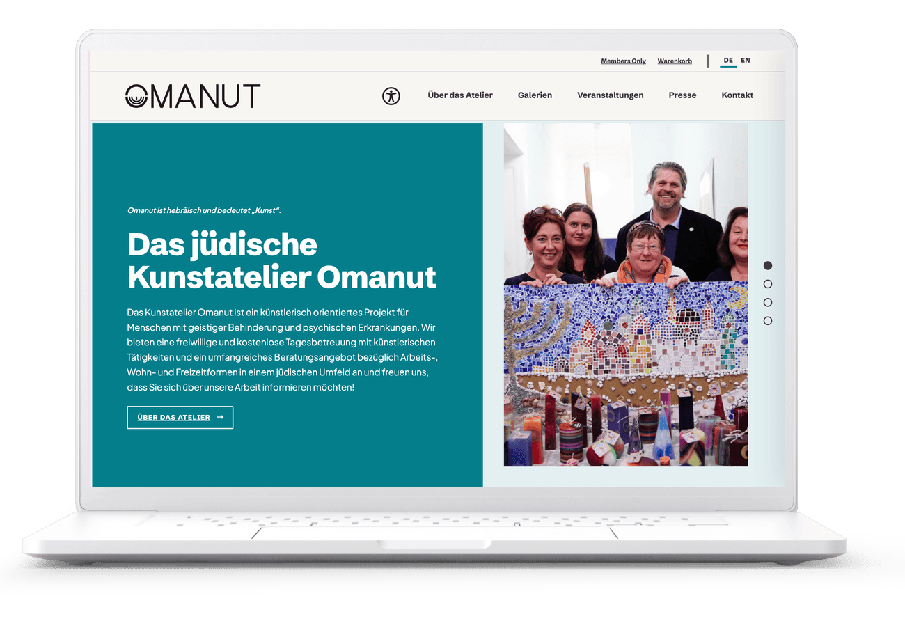 Homepage of kunstatelier-omanut.de on a laptop: teal intro panel with the title "Das jüdische Kunstatelier Omanut" next to a photo of the studio team behind a mosaic.