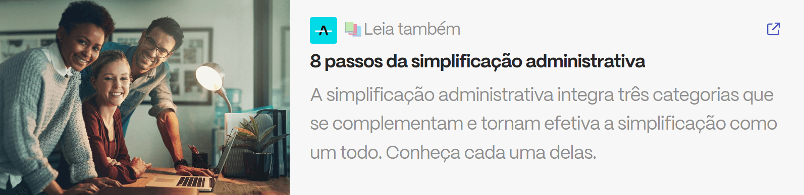 Equipe reunida em escritório analisando computador – exemplo de simplificação administrativa e gestão eficiente