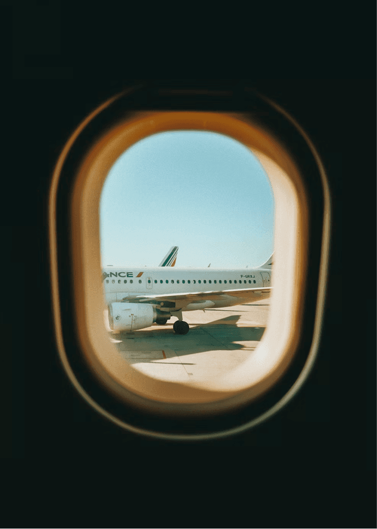 Hublot d'avion avec vue sur un autre avion à l'aéroport