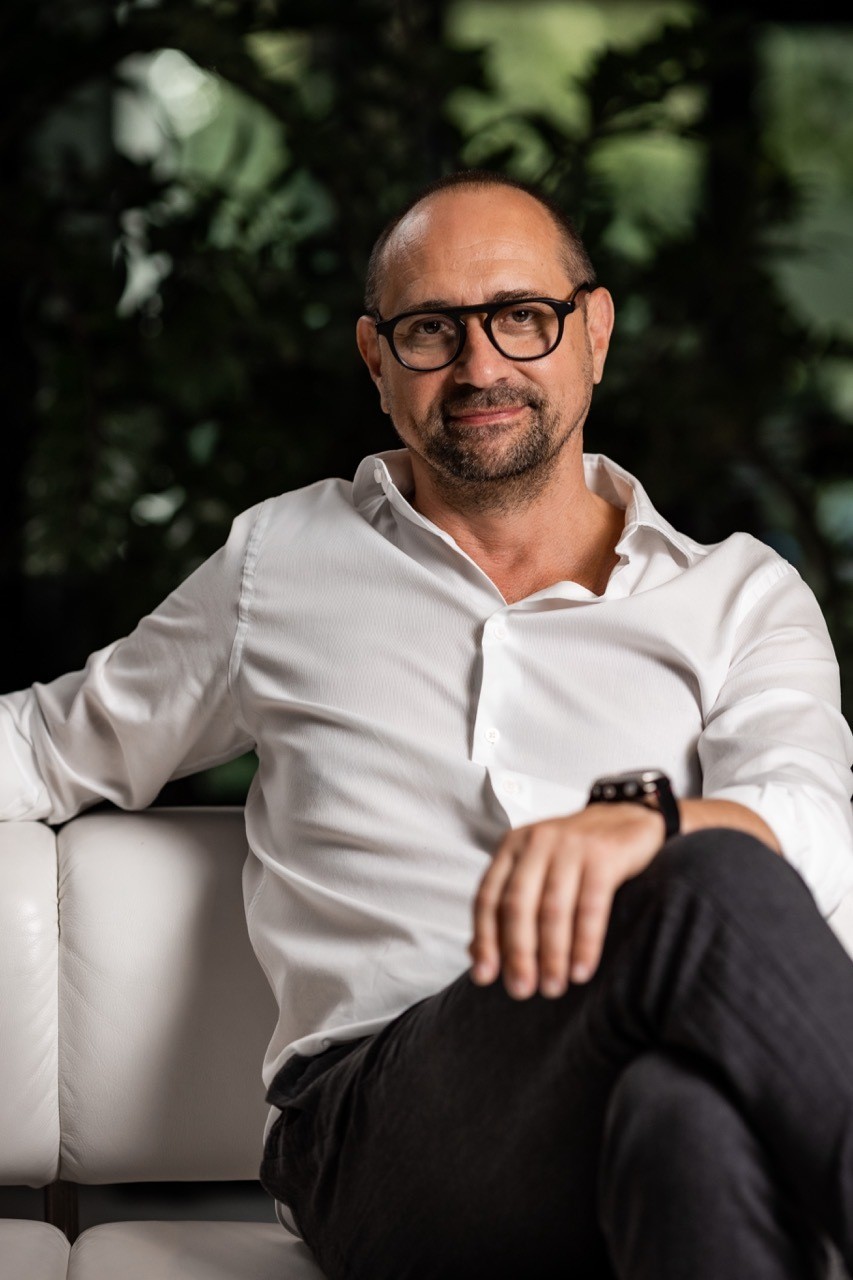 Dynamic picture of a cyclist riding downhill