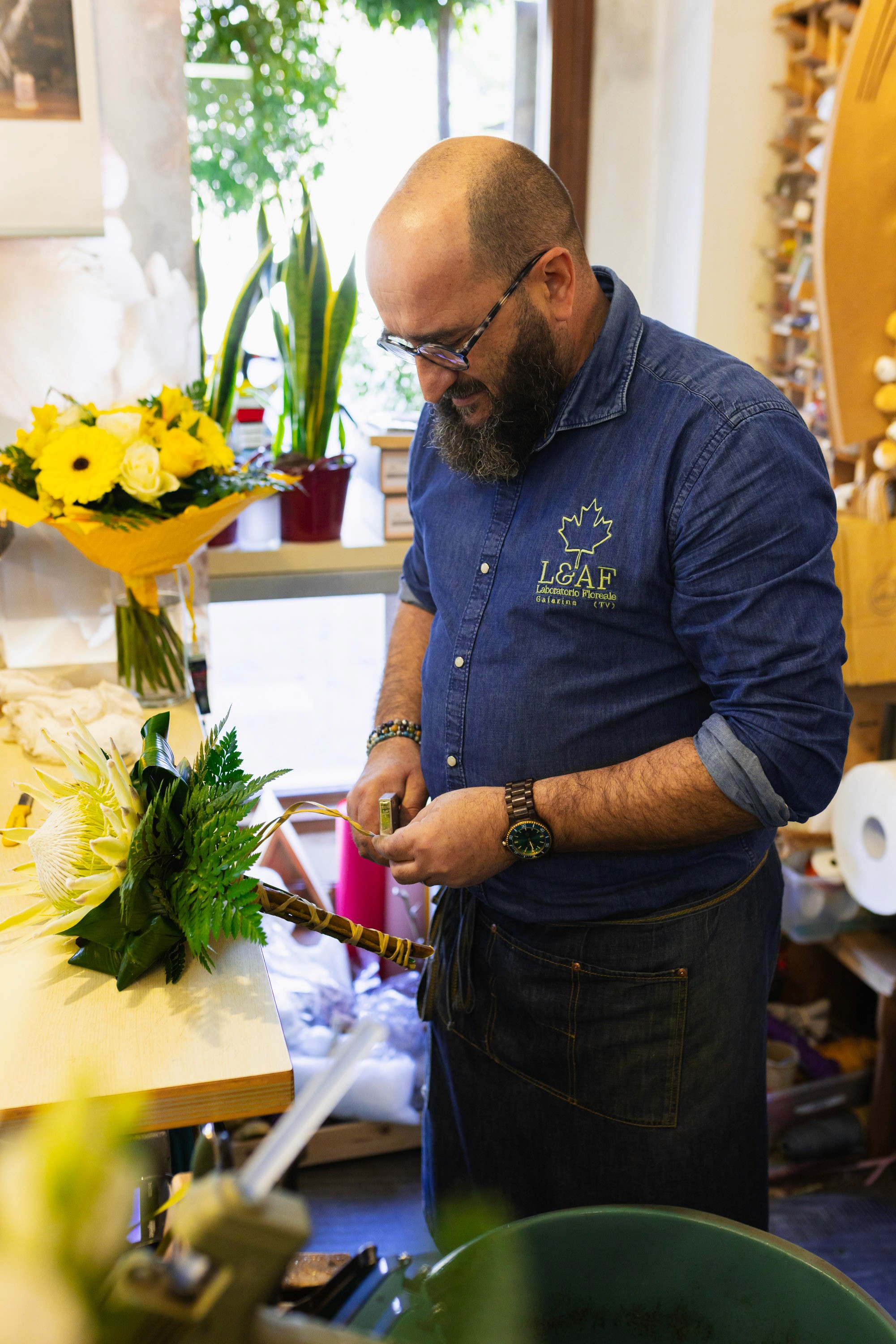Ingresso della fioreria con decorazioni e piante esposte.