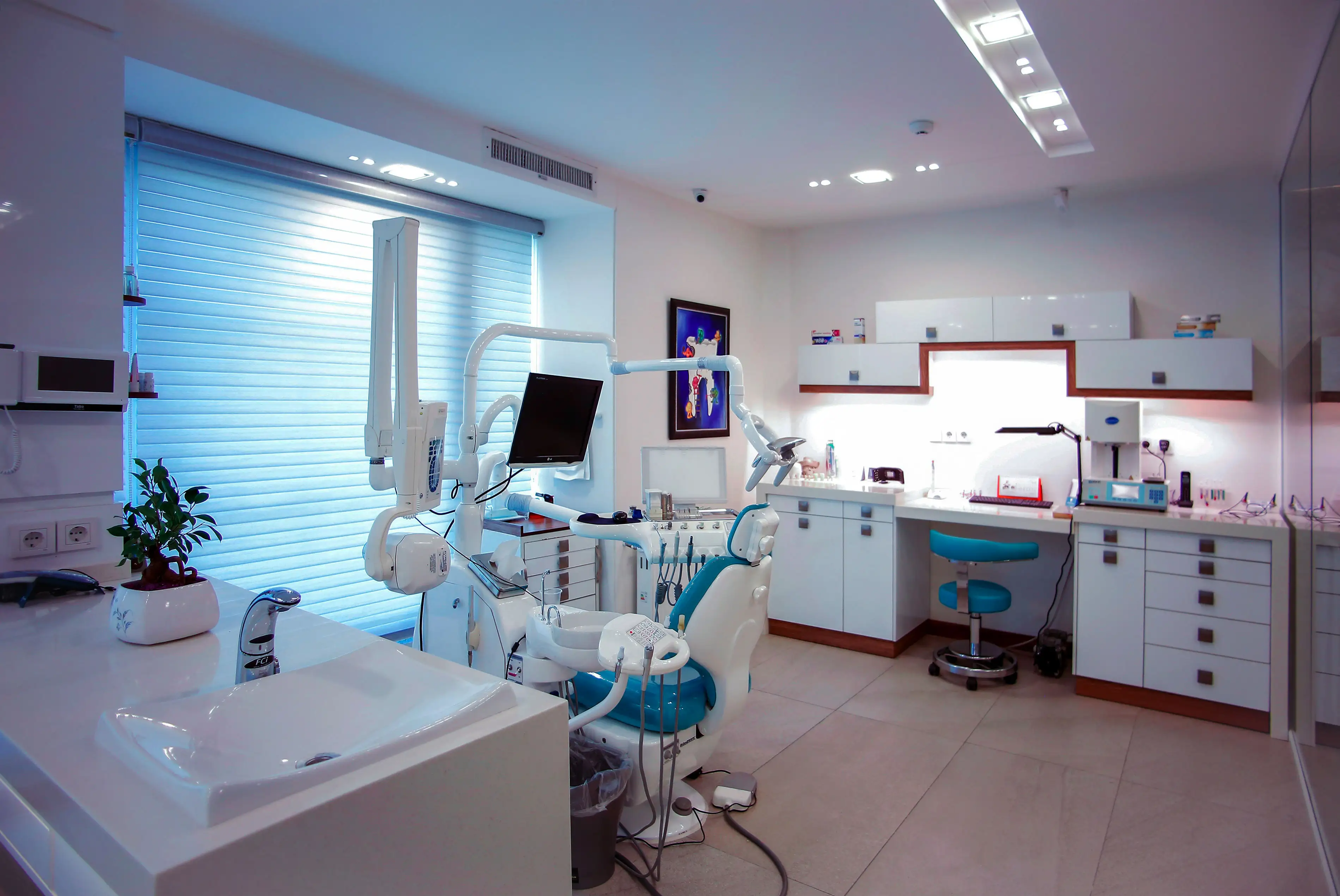 Image of a clean, modern Dentistry Clinic Room