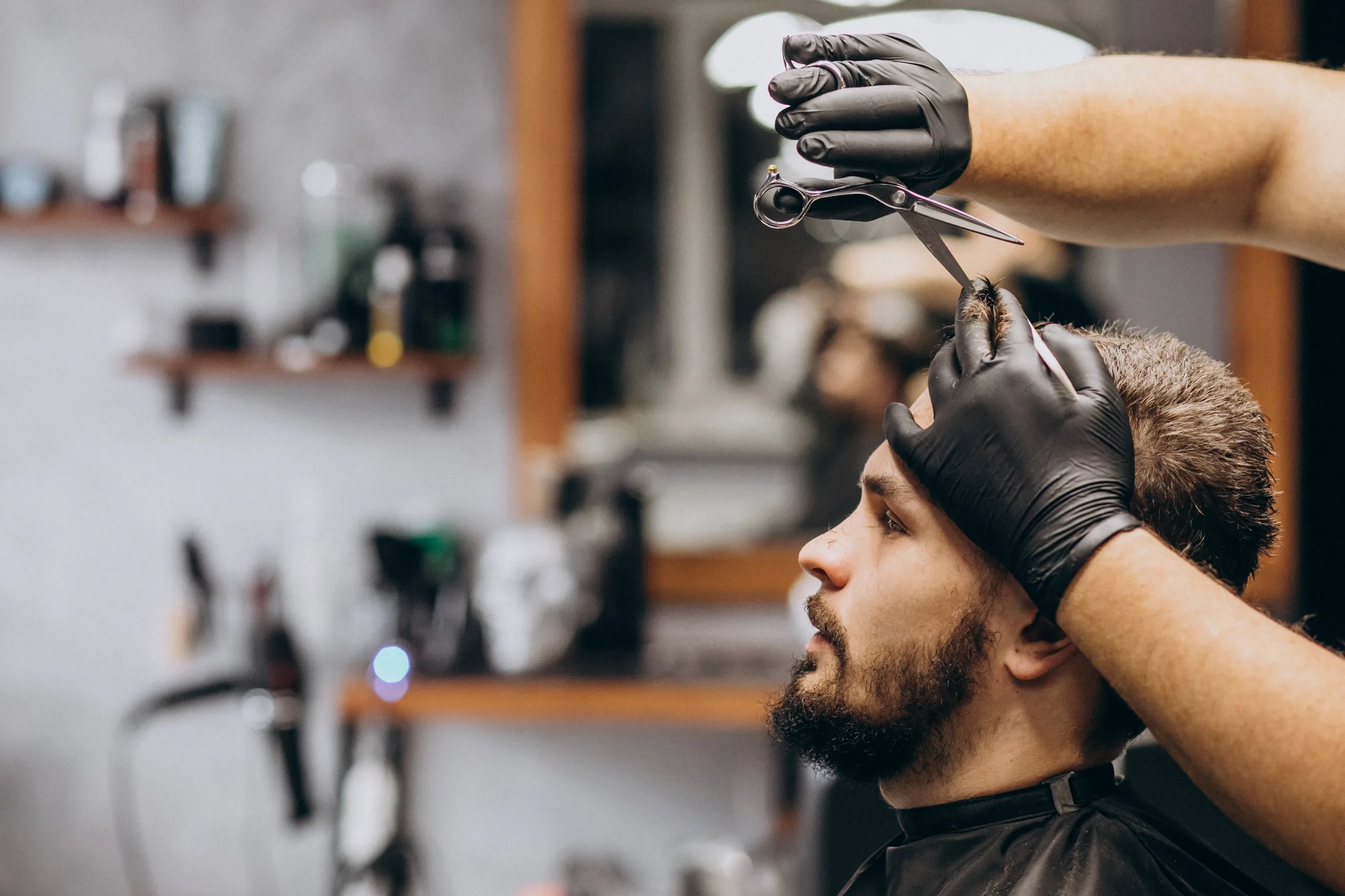 barbeiro utilizando tesoura para corte de cabelo