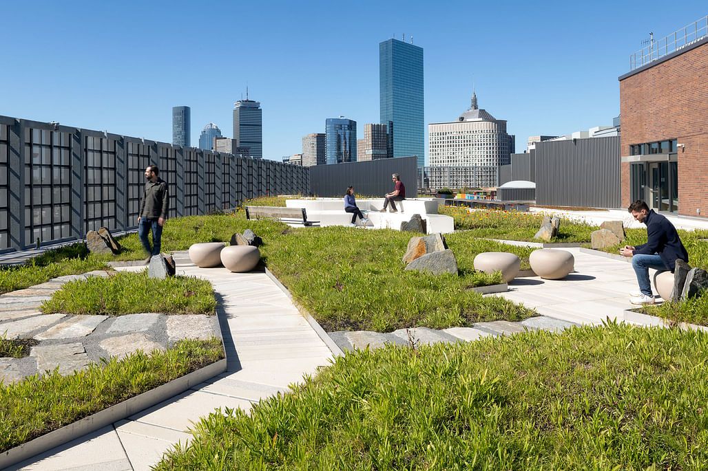 戶外木地板地板材料展示，露台花園實木地板配綠色陶瓷櫈，展現優質防腐木質感，適合香港戶外空間設計。