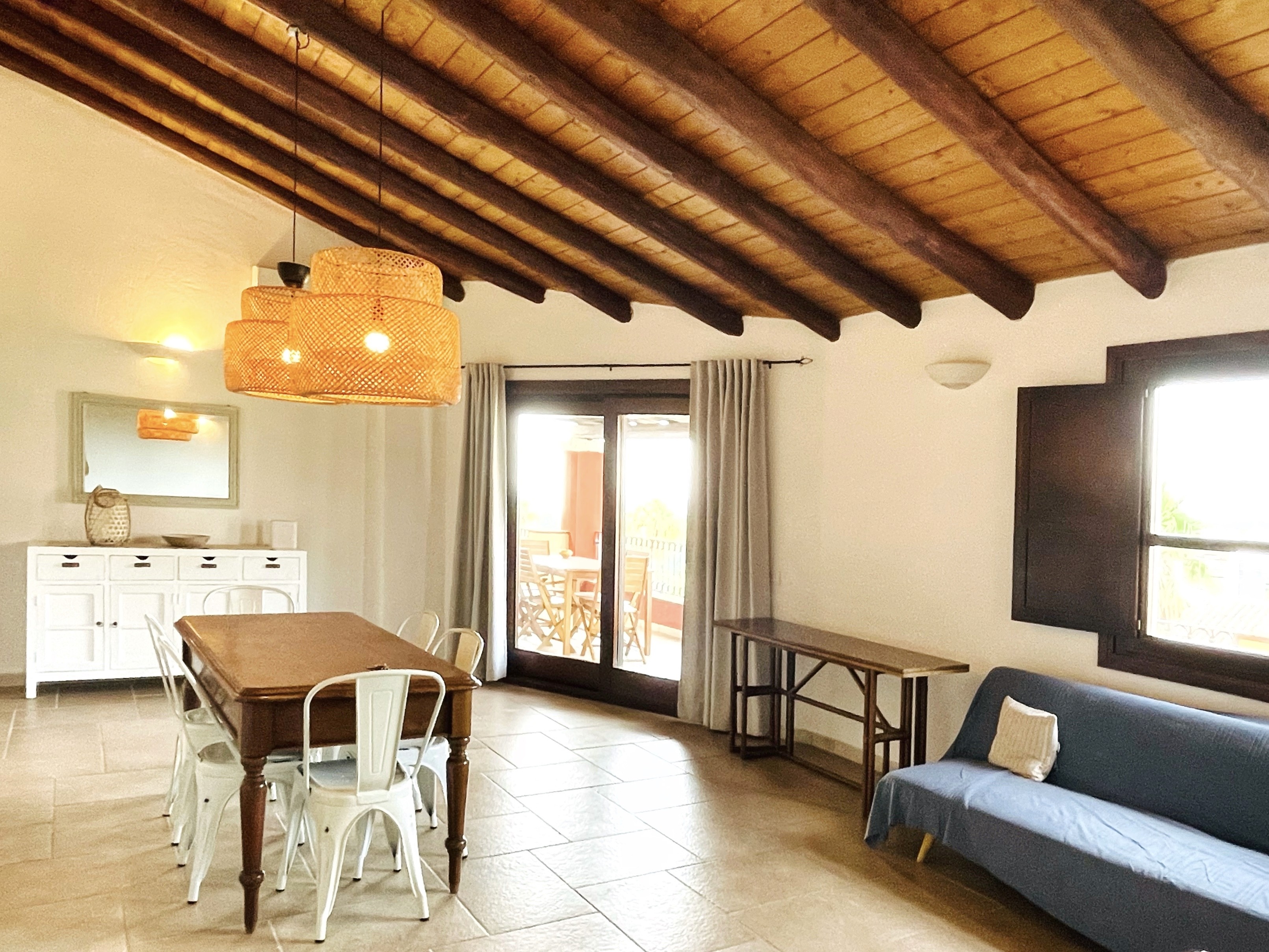 Ampio salone di La Peonia con soffitto a travi in legno