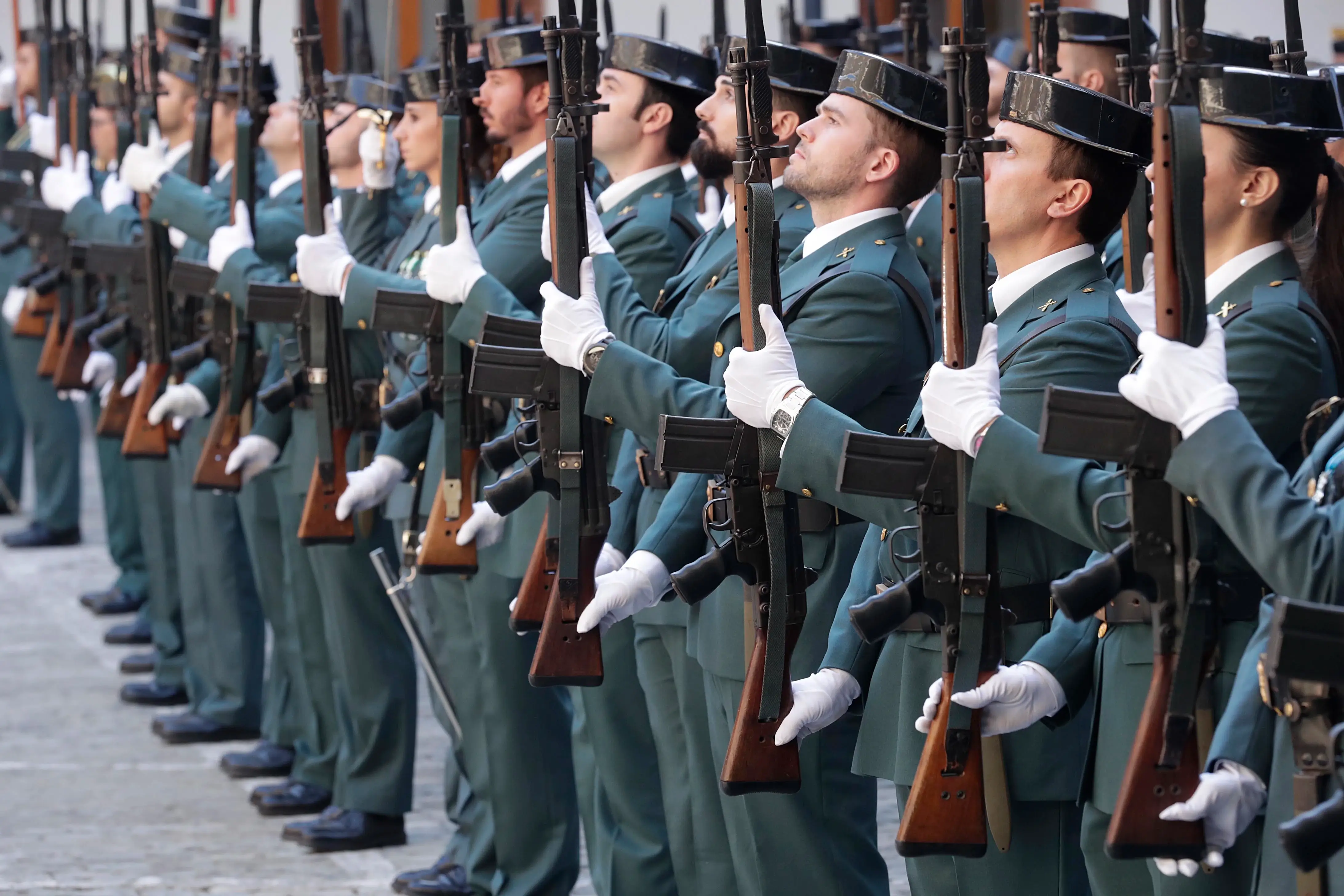 guardias civiles en fila