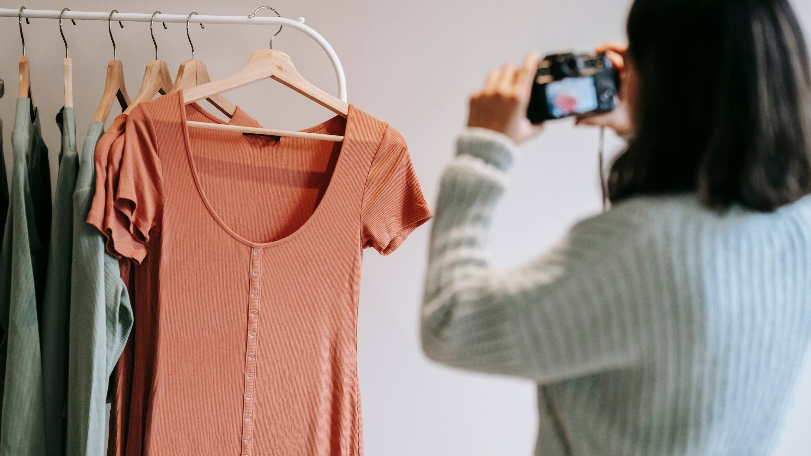 一位马来西亚商家正在为社交媒体拍摄产品照片