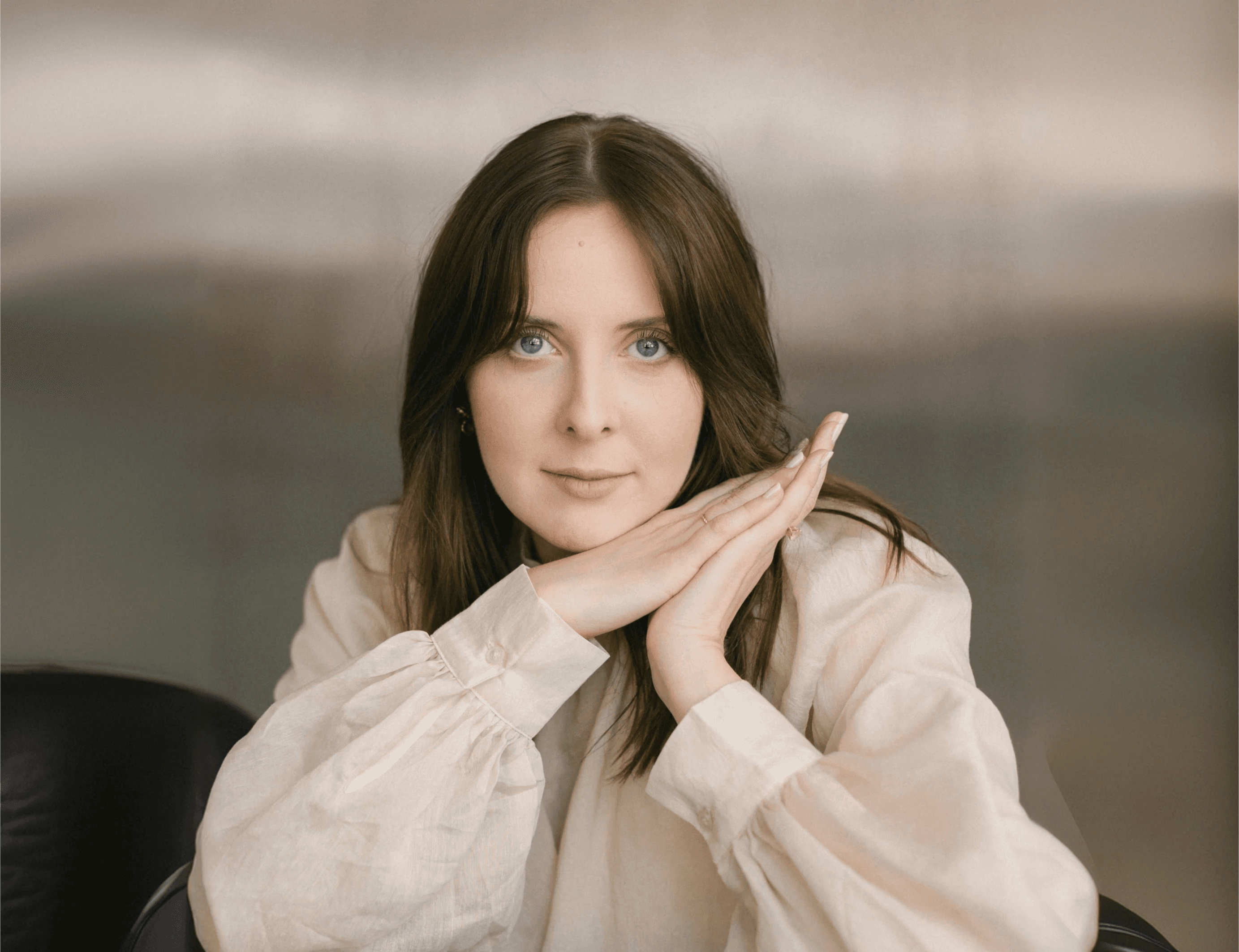 Julia, projektowanie wnętrz DE.RUM Studio – portret w jasnej lnianej koszuli