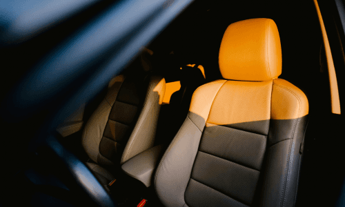 EIn Beiger Autositz wird von Sonne beleuchtet