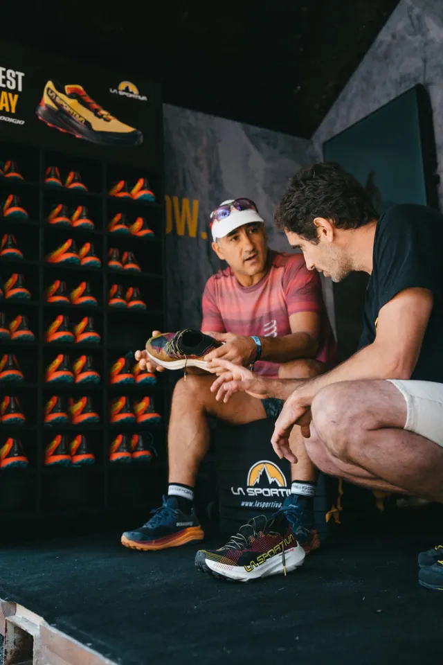 Trois athlètes Julbo courant sur une crête de montagne dans le cadre du projet Draw the Line