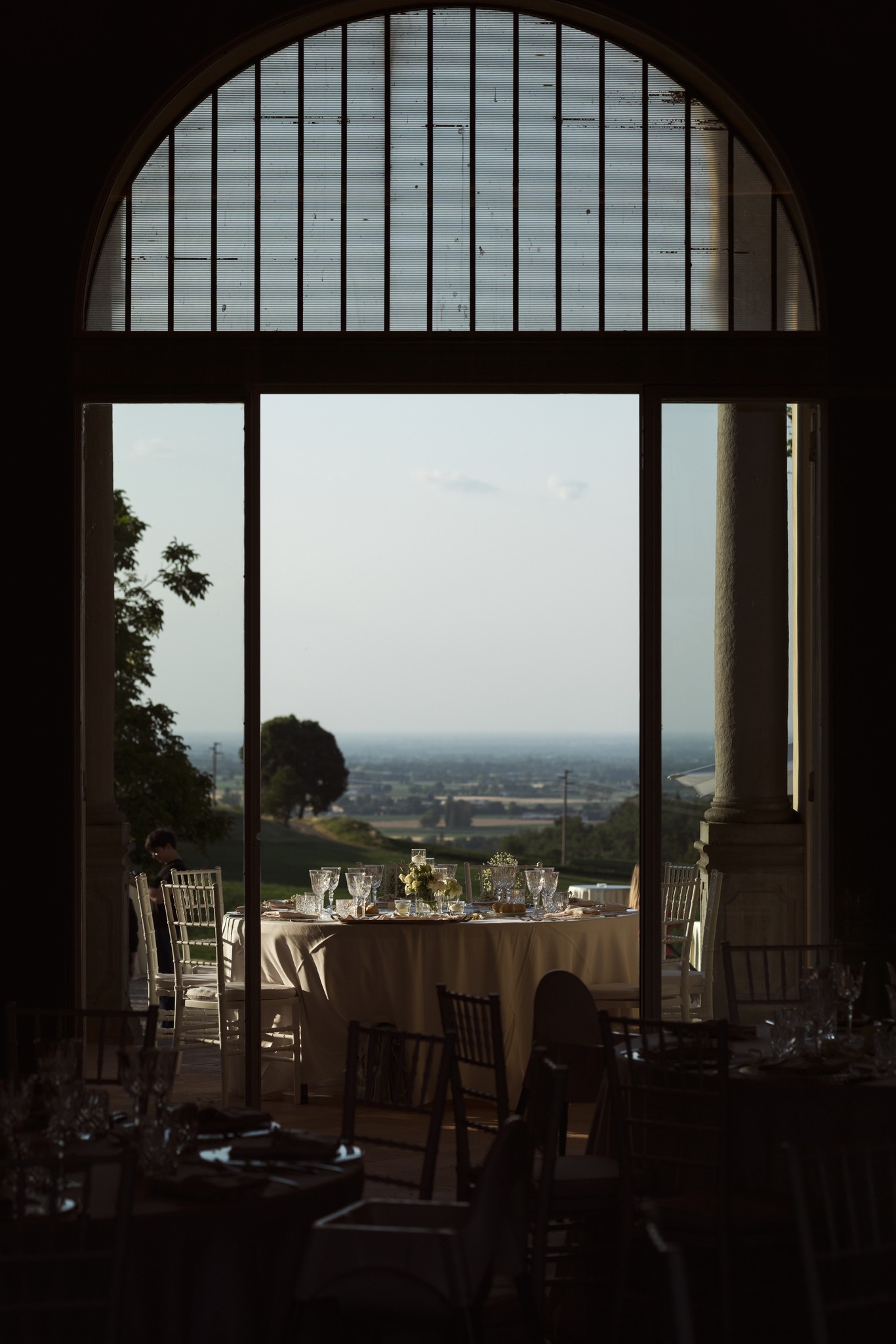 Tavolo ricevimento matrimoniale a Villa Peroni Riva, vista colline Emilia-Romagna, reportage Fotolize