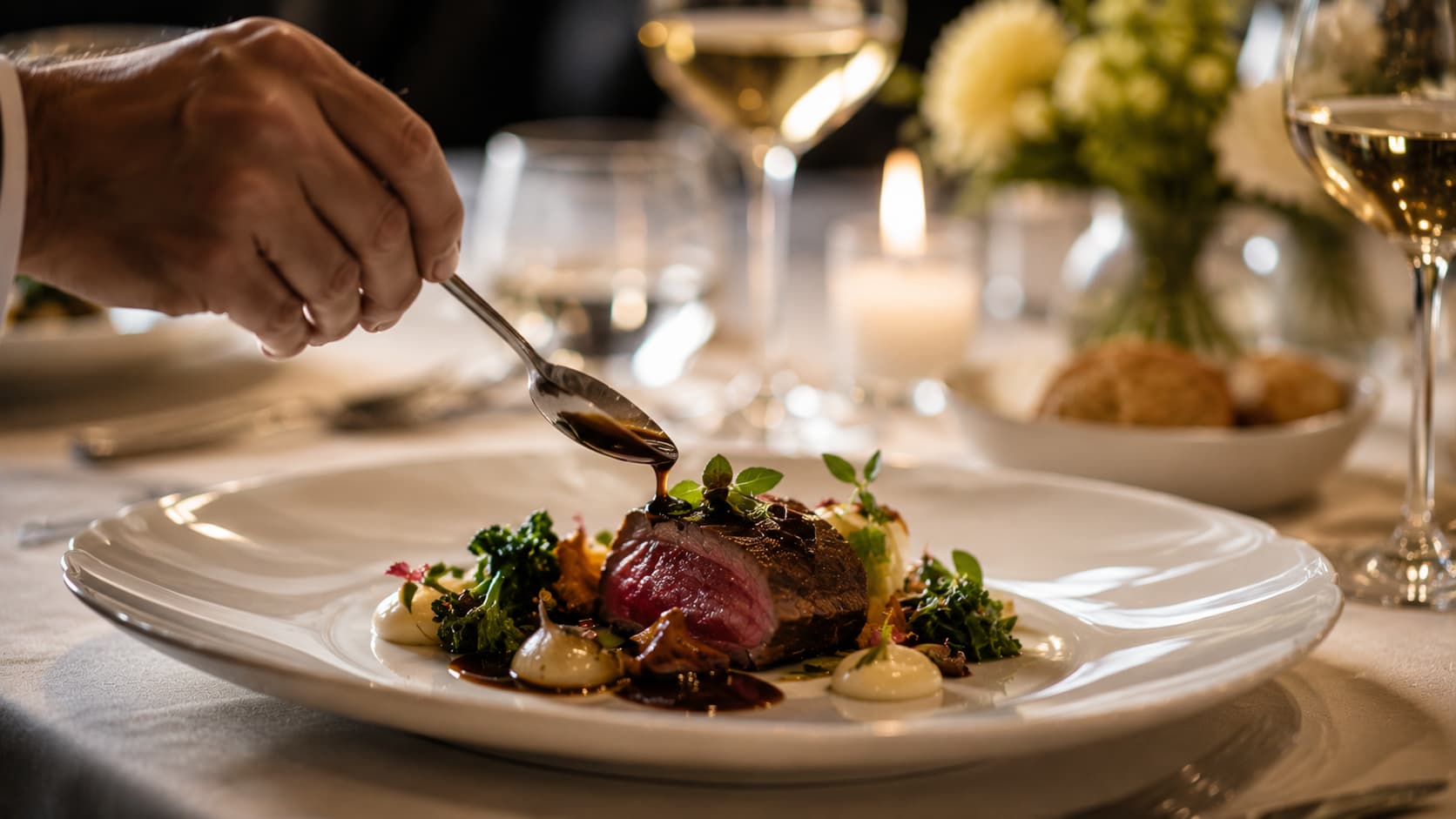 Verfijnd fine dining gerecht geserveerd tijdens exclusief VIP diner op hoog culinair niveau