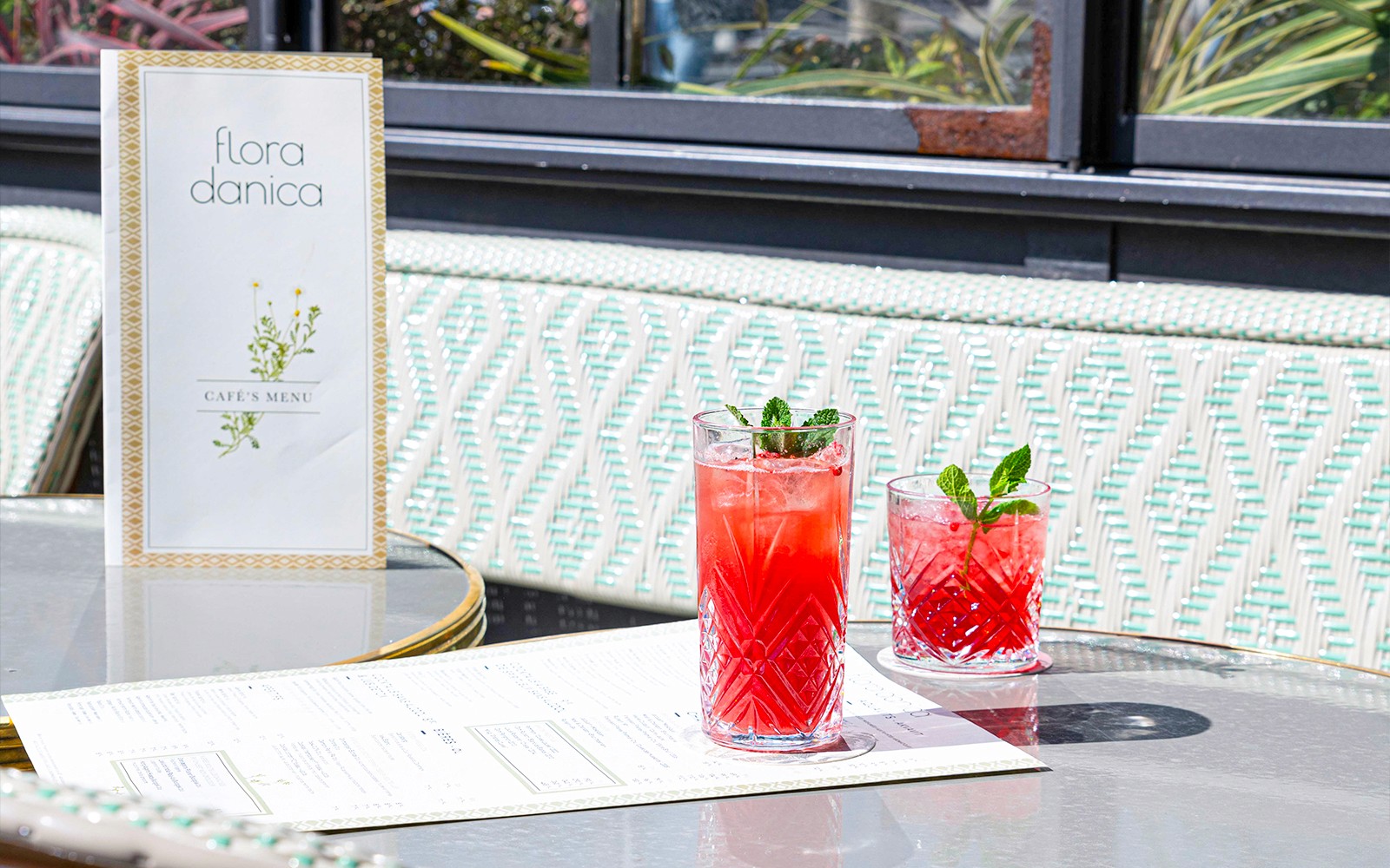 Flora Danica 巴黎菜單和香檳酒在香榭麗舍餐廳的桌子上。