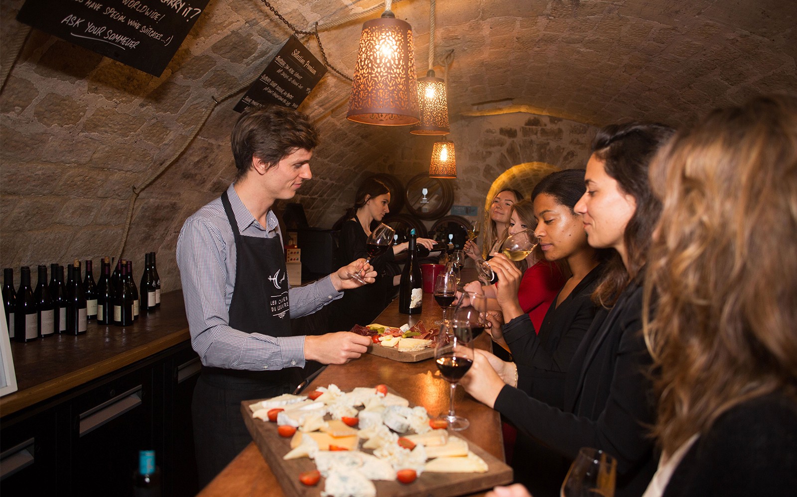 Trải nghiệm nếm thử rượu vang trong hầm rượu tại Paris cùng với một nhóm thử phô mai và rượu vang.