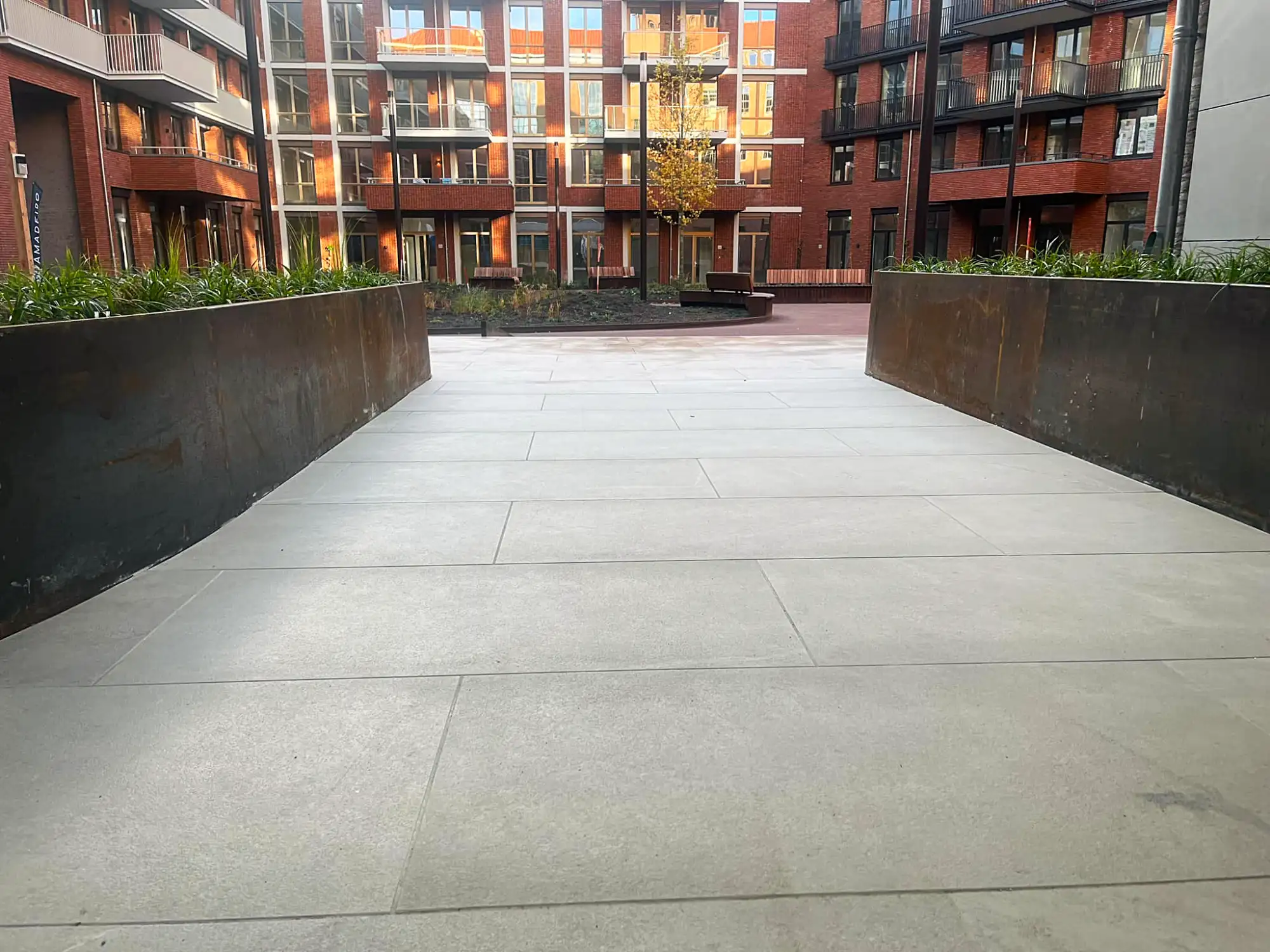 Terrastegels aanleggen in nederland voor appartementen complexen.