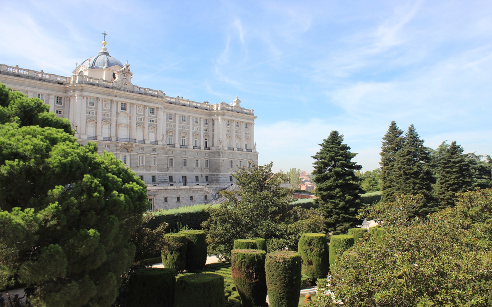 马德里皇宫及其花园，作为皇家马德里宫殿之旅的一部分。