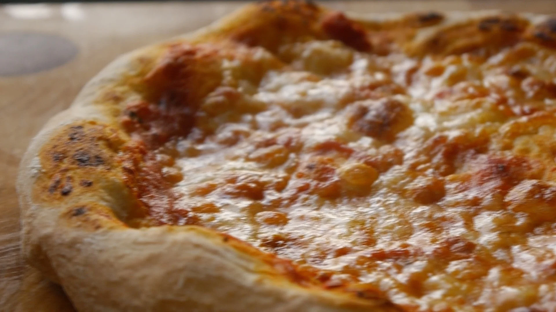 Close up of a margherita pizza