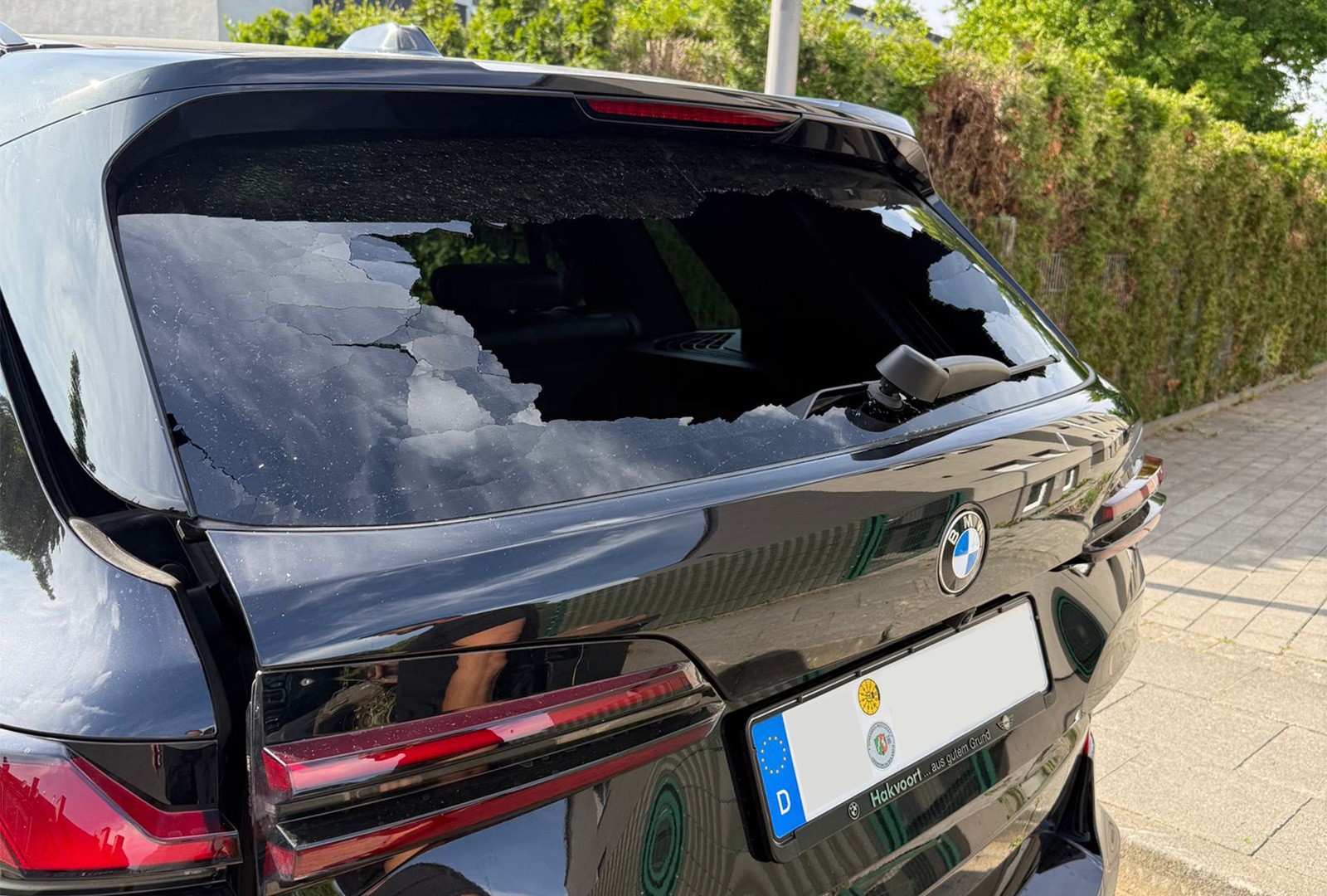 Frontscheibe mit Spiegelung bei KulXpert – Autoglas für Auto, LKW, Bus & Boot in Bonn Rhein-Sieg