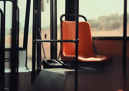 Moderner Bus-Innenraum als Teil einer sozialen Initiative der DAG – Förderung der regionalen Infrastruktur und Gemeinschaft in Schönefeld.