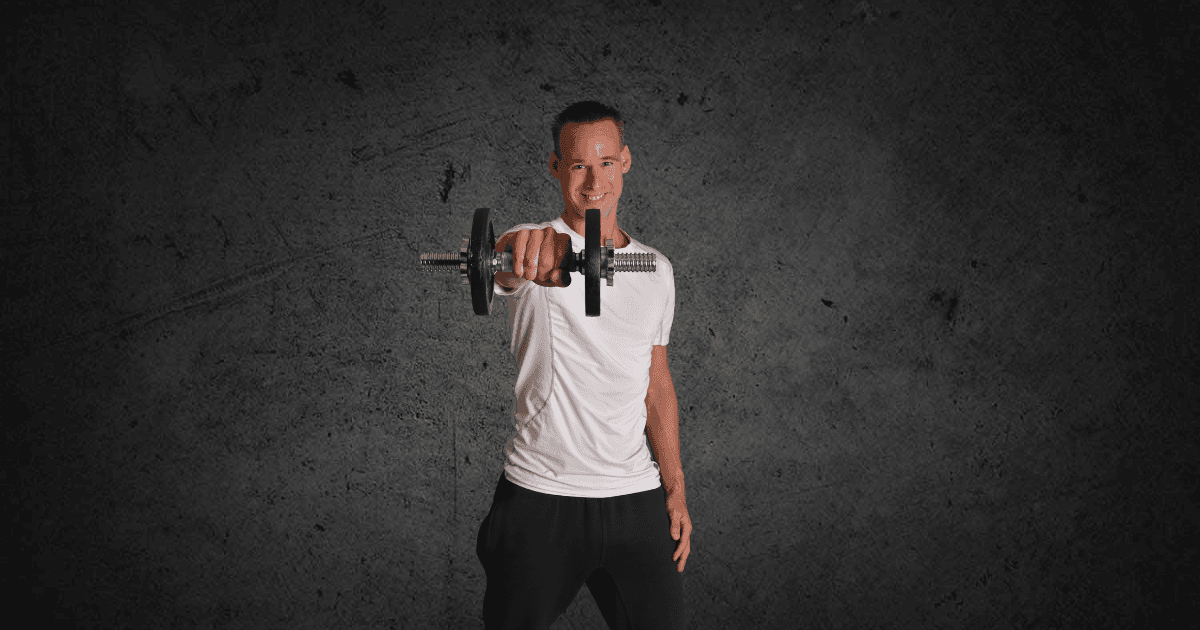 Danny van Brussel. Man met dumbell. Personal Trainer. 