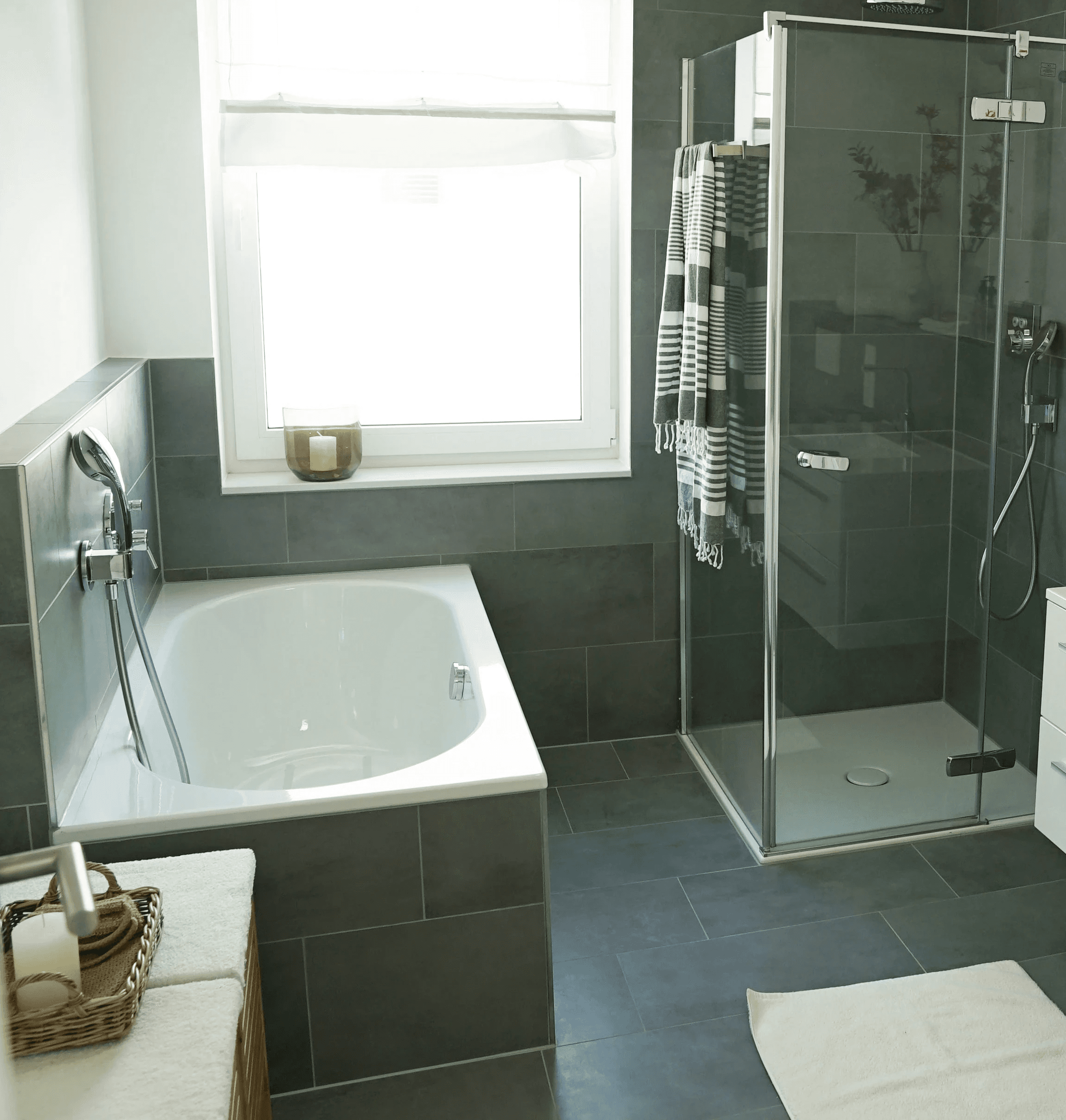 Modernes Badezimmer mit Badewanne und Glasdusche, stilvoll gefliest – Aqua-Fix Sanitär realisiert durchdachte Komplettlösungen für Badezimmerumbauten in Wil, St. Gallen und Umgebung.