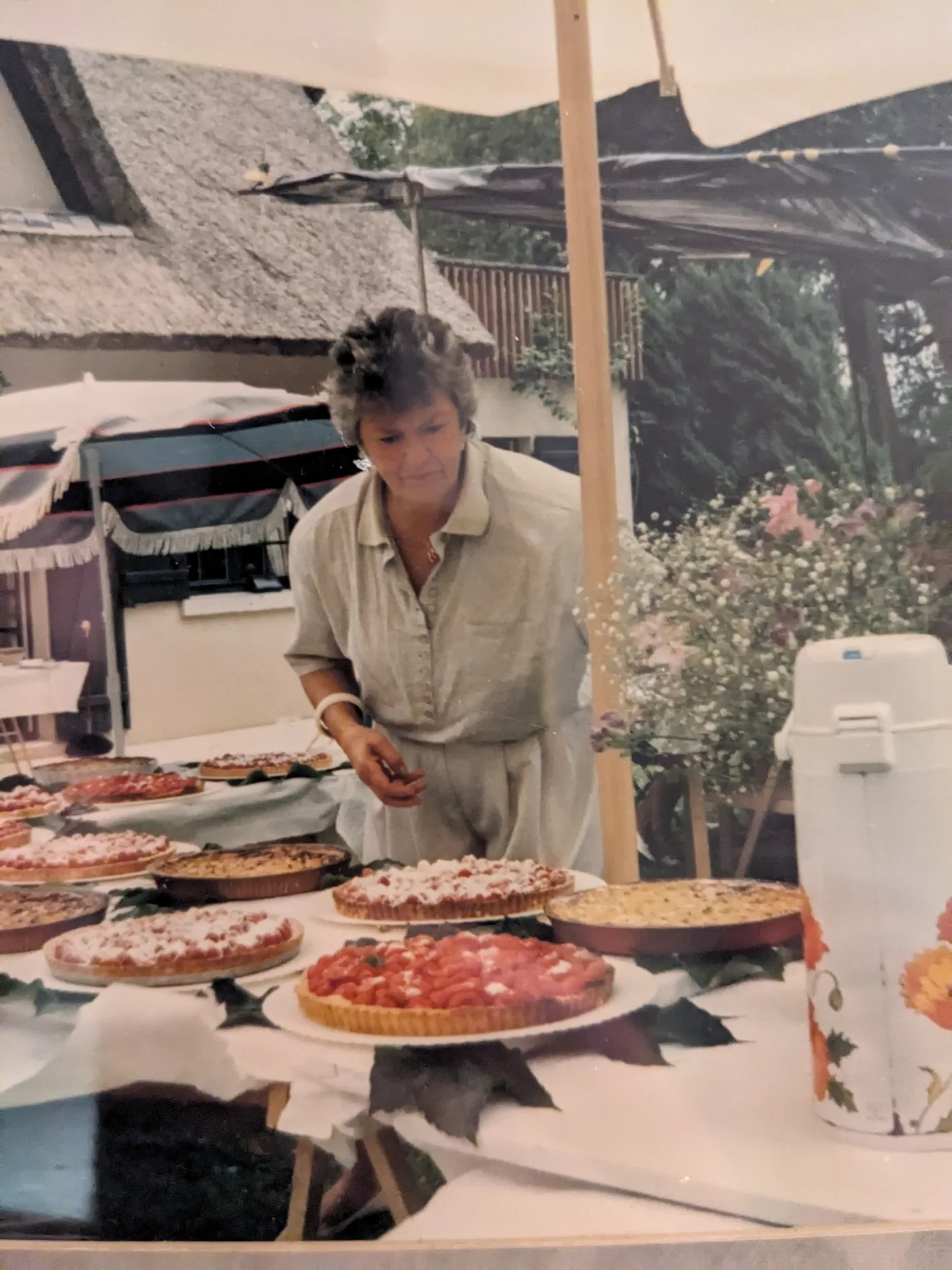 Nanou présentant ses tartes maison, photo d’archive familiale
