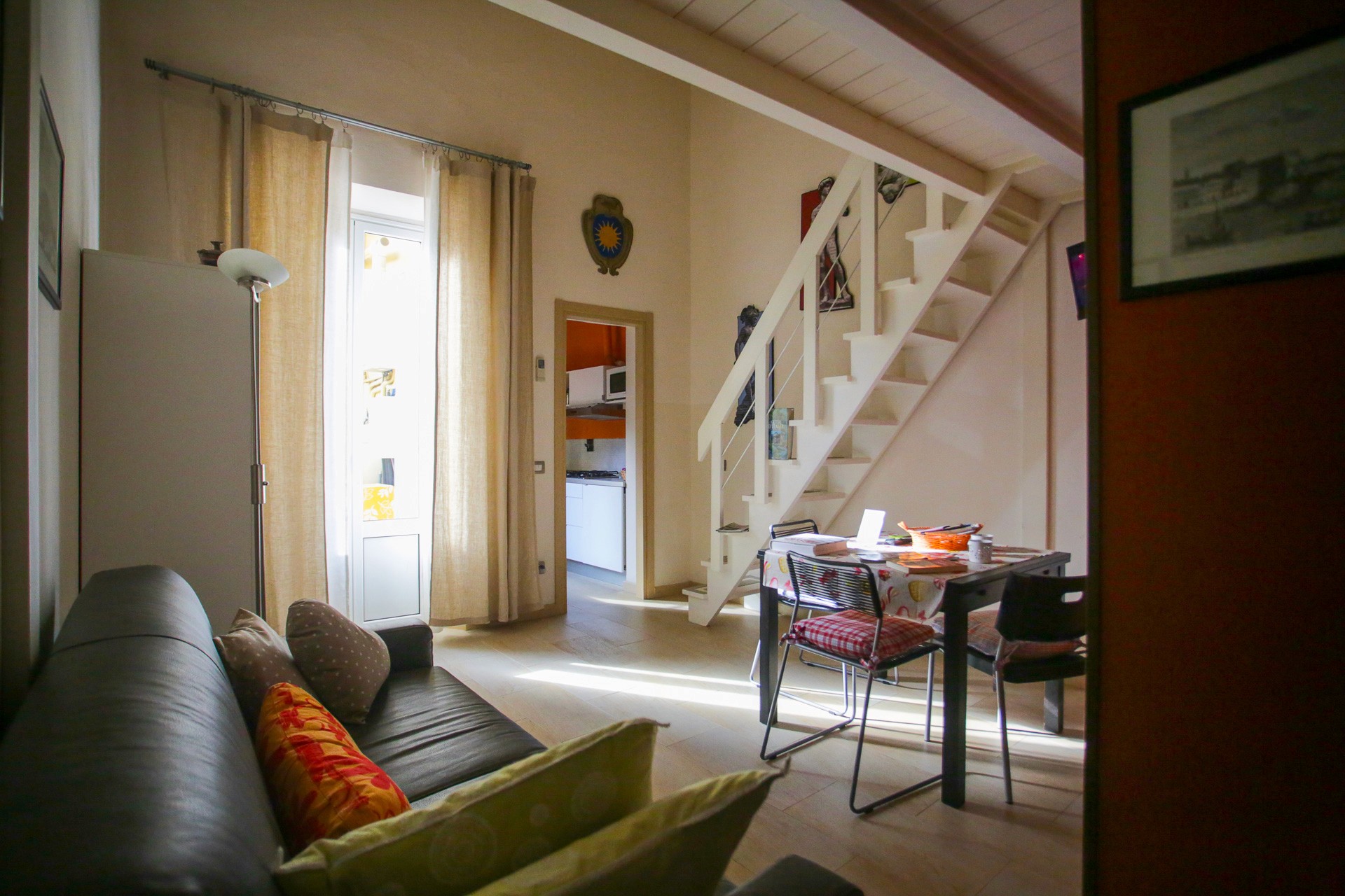 Immagine del salotto con tavolo da pranzo e divano