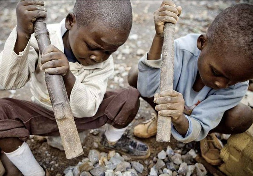 Children are working with bare hands in minings