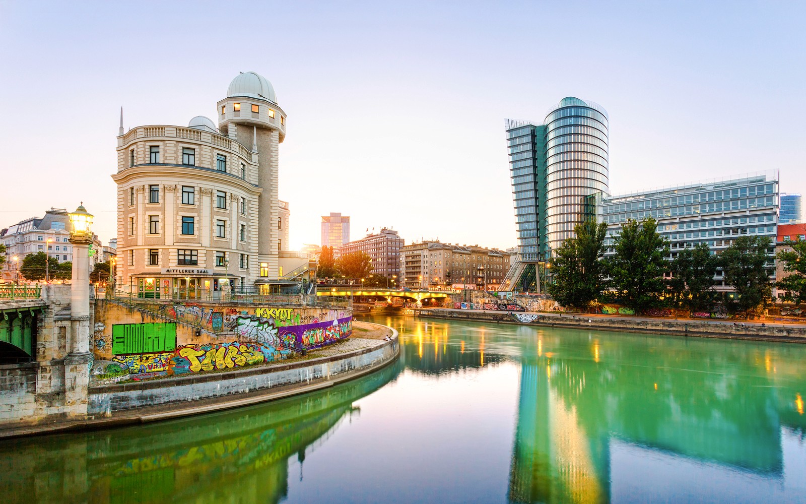 Gedung Urania di Wina tercermin di Donaukanal Kanal Danube saat matahari terbenam.
