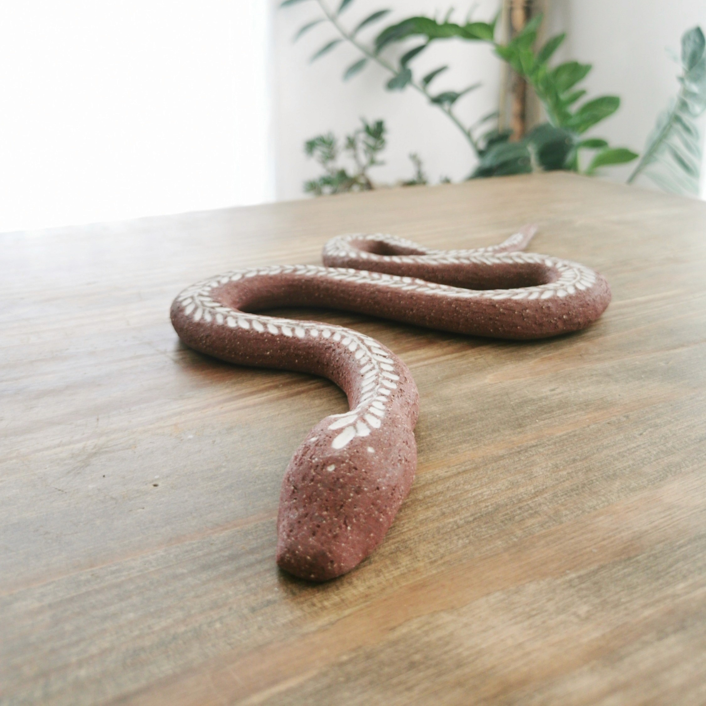 Sculpture serpent en grès à écailles gravées blanc, pièce décorative unique – céramiste Guérande