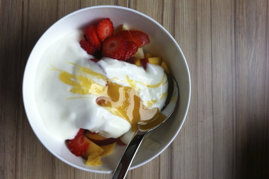 Yogurt greco, miele e frutta