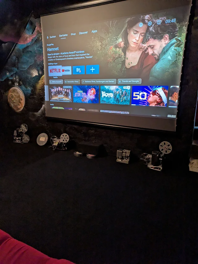 Détail sur l'écran de la salle de projection IO au gîte La Tuilerie du Cinéaste