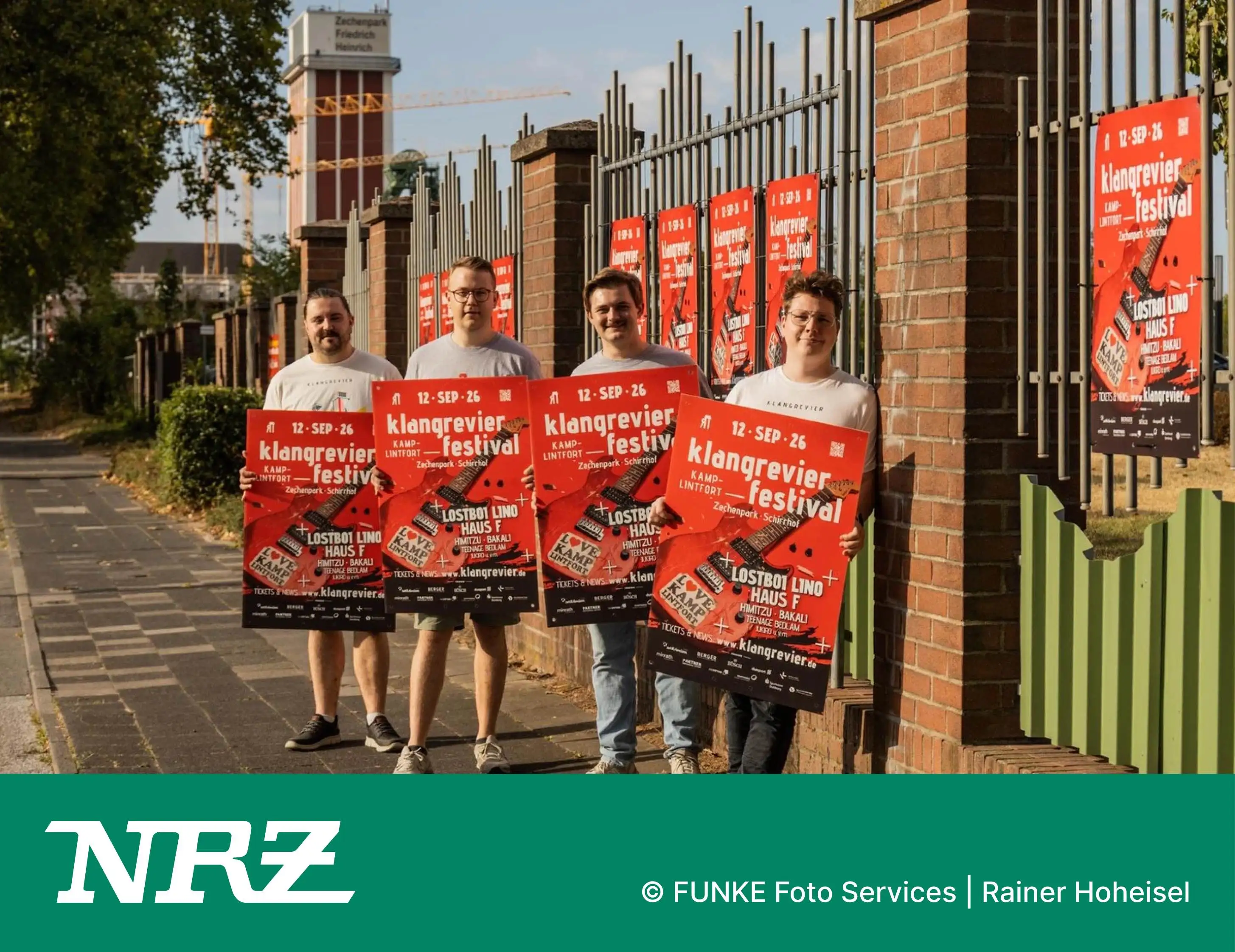 Vier Personen aus dem KlangRevier Team mit Plakaten vor dem Schirrhof