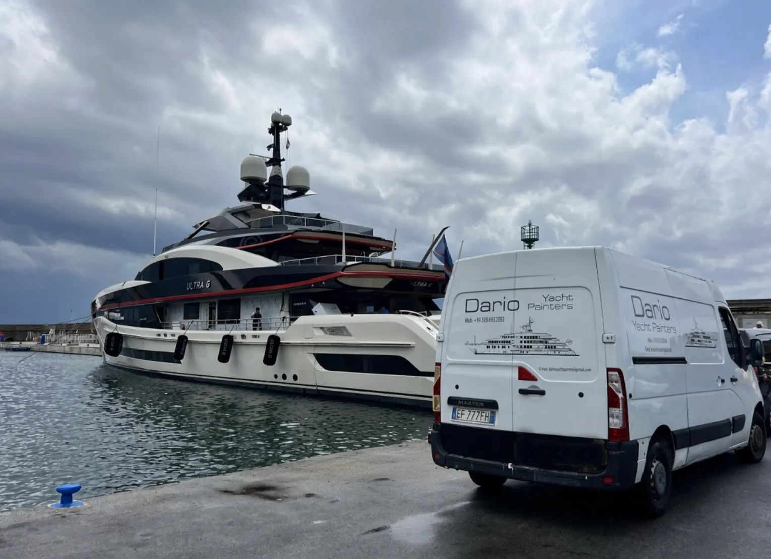 Yacht di lusso Ultra G e furgone Dario Yacht Painters nel porto di Genova, Liguria, Italia