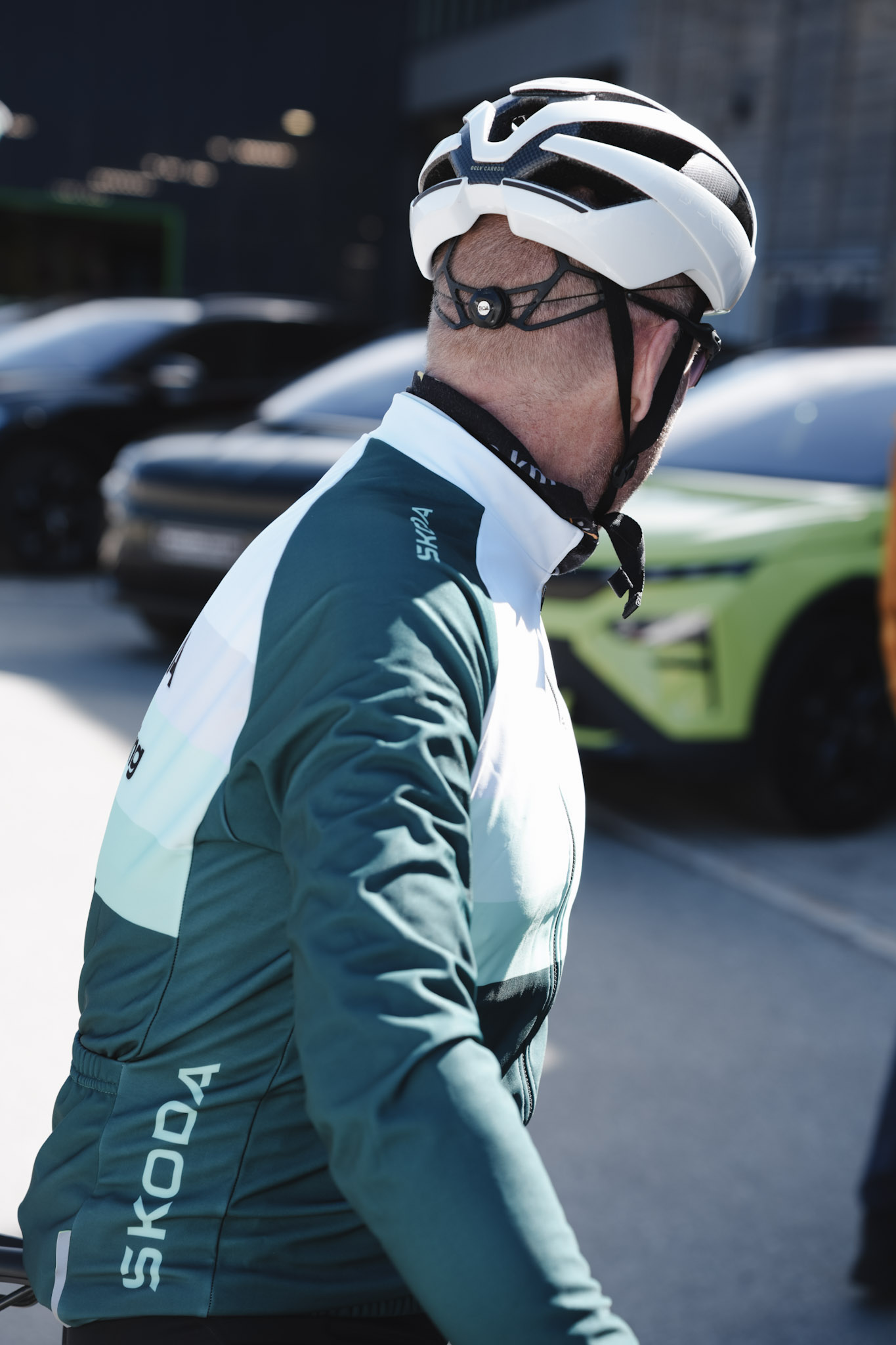 Person i sykkelutstyr ved siden av en Škoda