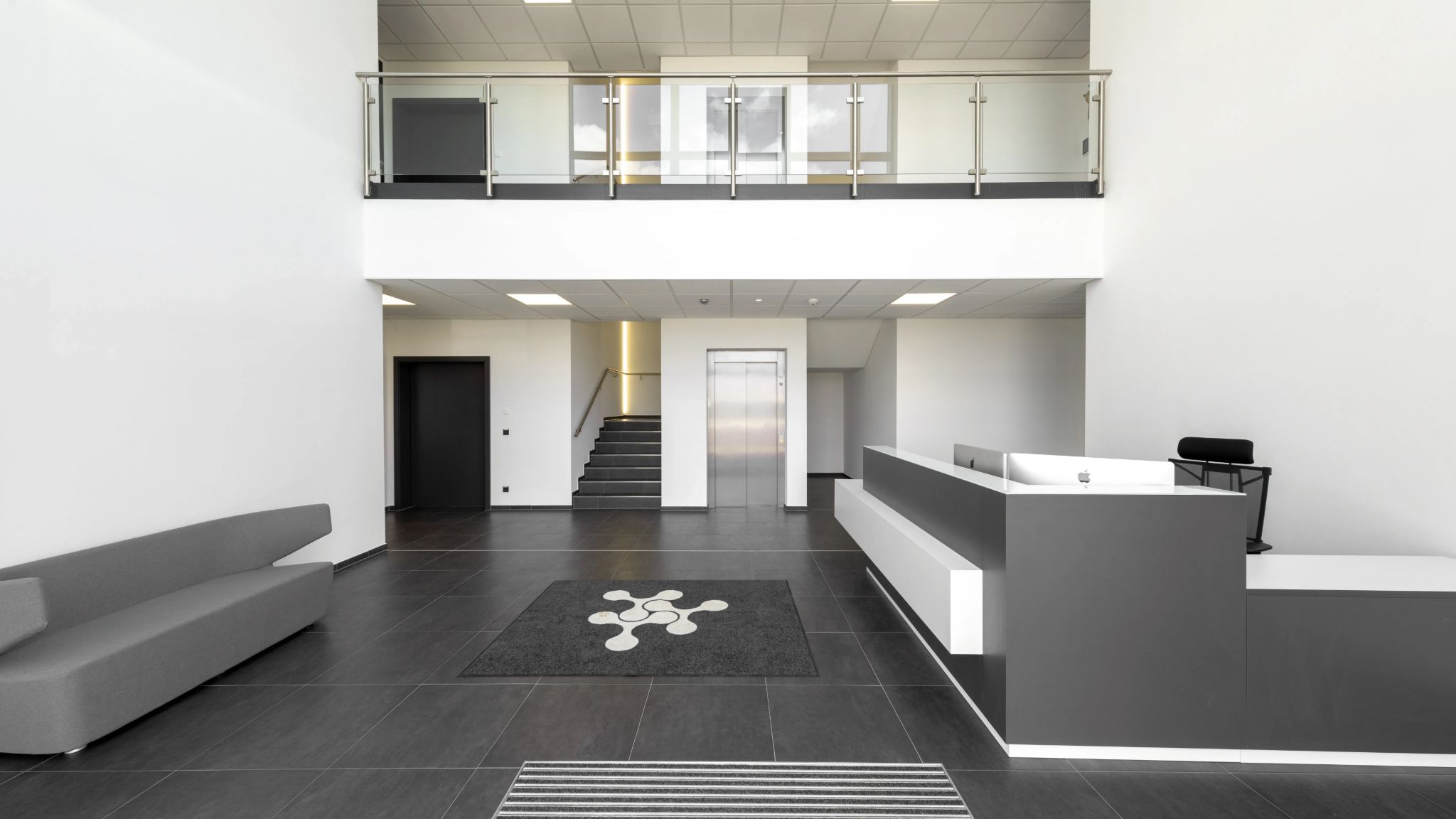 Modernes Foyer mit Tresen in schwarz-weiß.