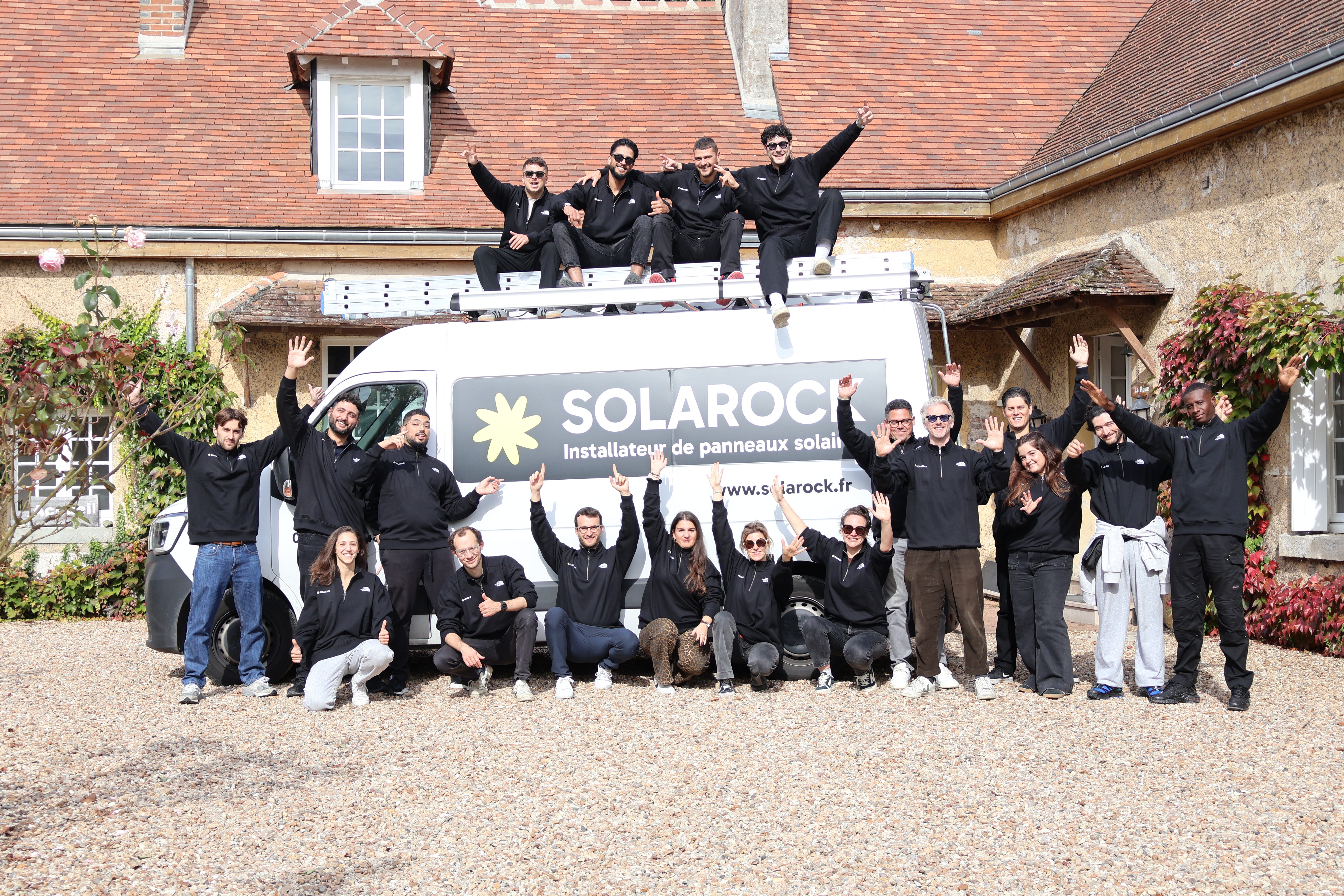 Photo d'une partie de l'équipe de l'Accélérateur Powered by Solarock qui pose devant le camion Solarock 