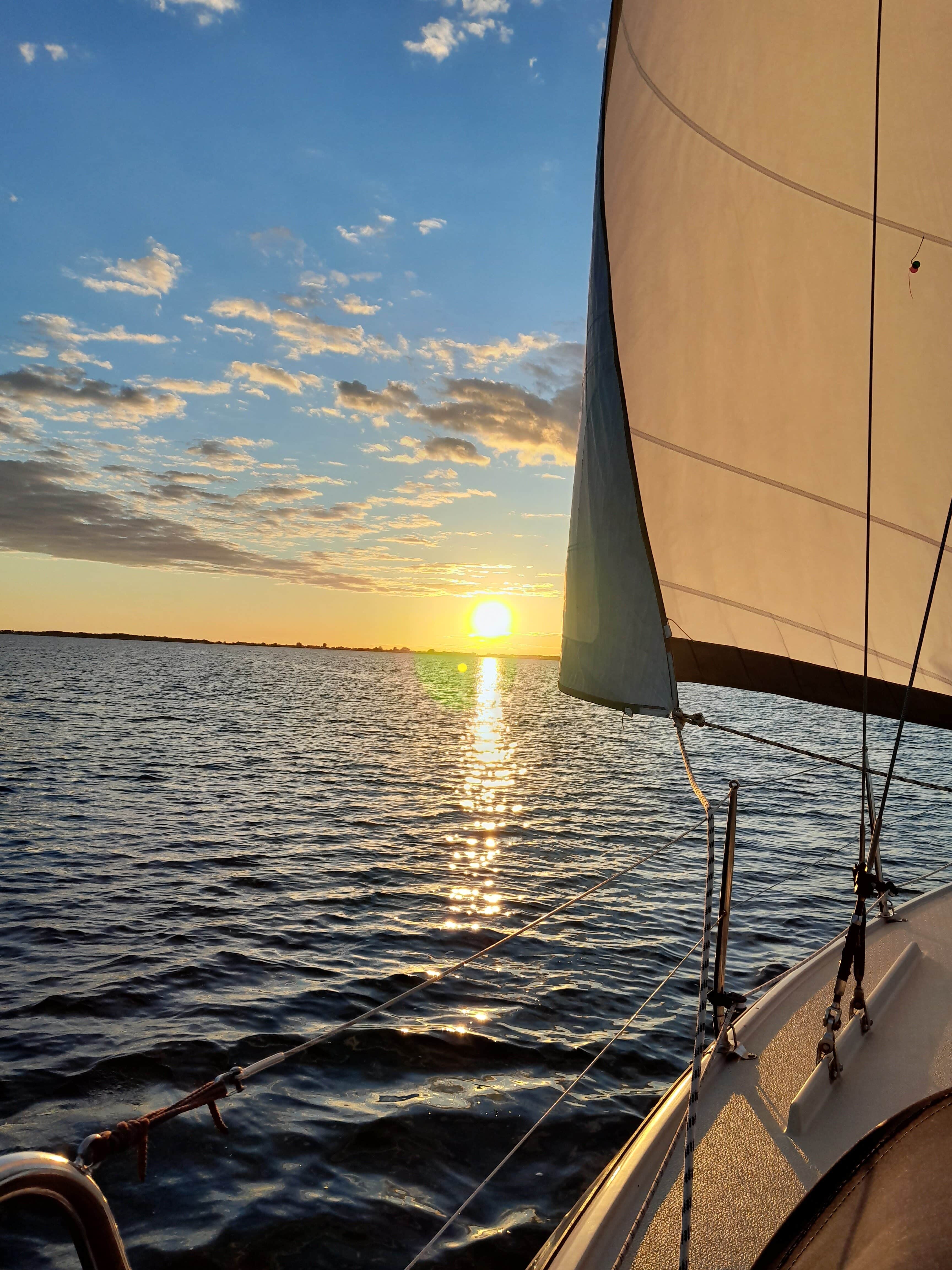Windsurfen und Wassersport bei Viking Surf auf Rügen nahe Hiddensee, erlebbar während eines Aufenthalts im Hotel Rügenschmiede.