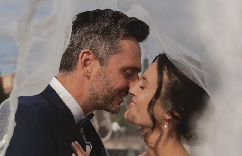 Nevěsta s ženichem pod závojem