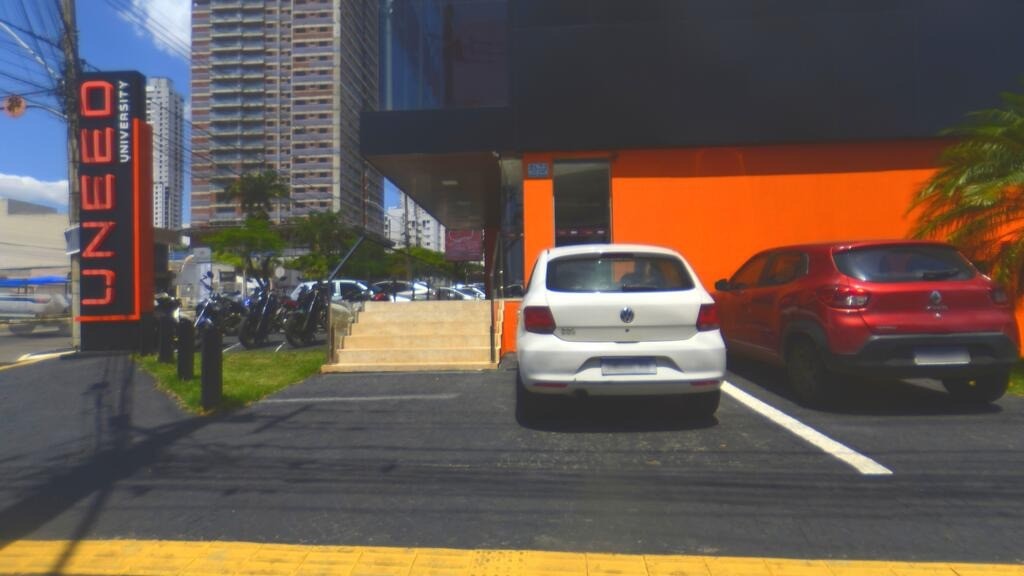 Fachada da sede da UNEED University em Goiânia, vista da avenida