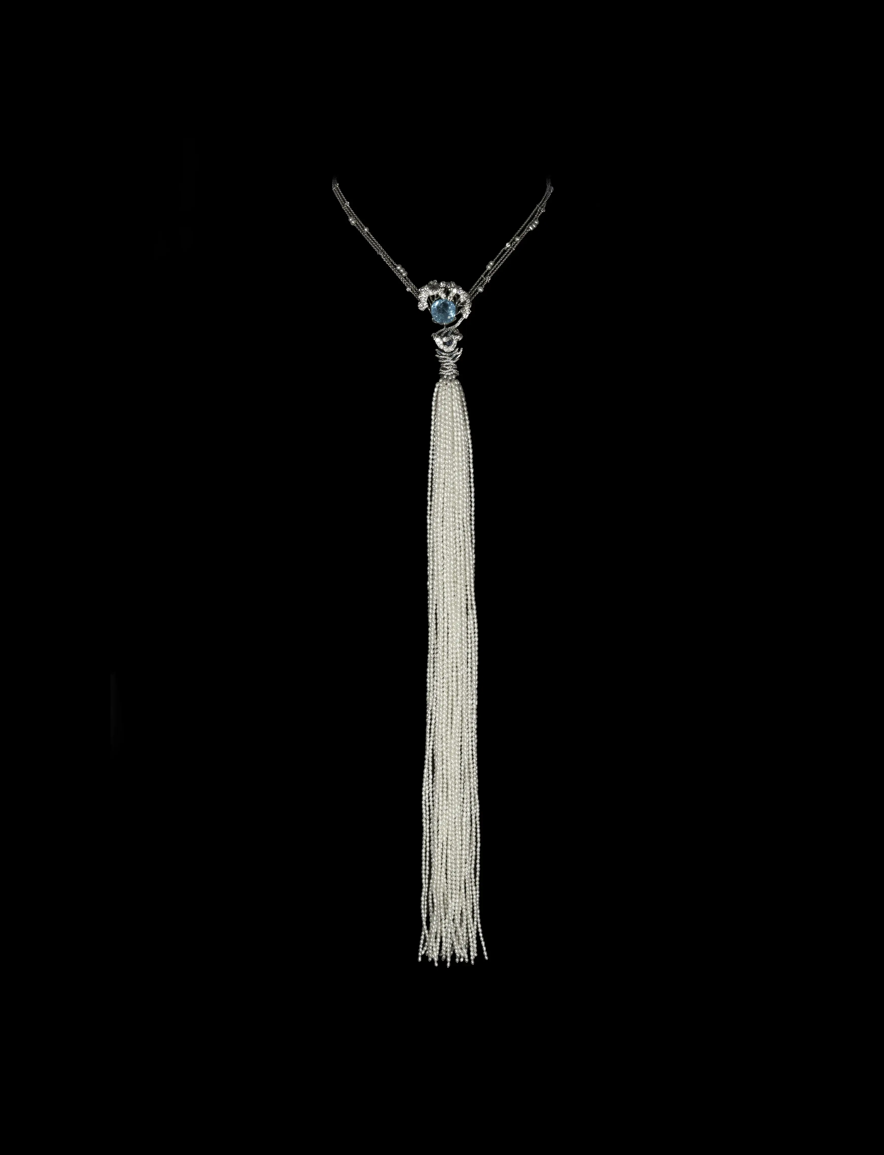 Collier Épiphanie Maison Édéenne en platine, diamants, tourmaline Paraïba et perles de riz photographié sur fond noir